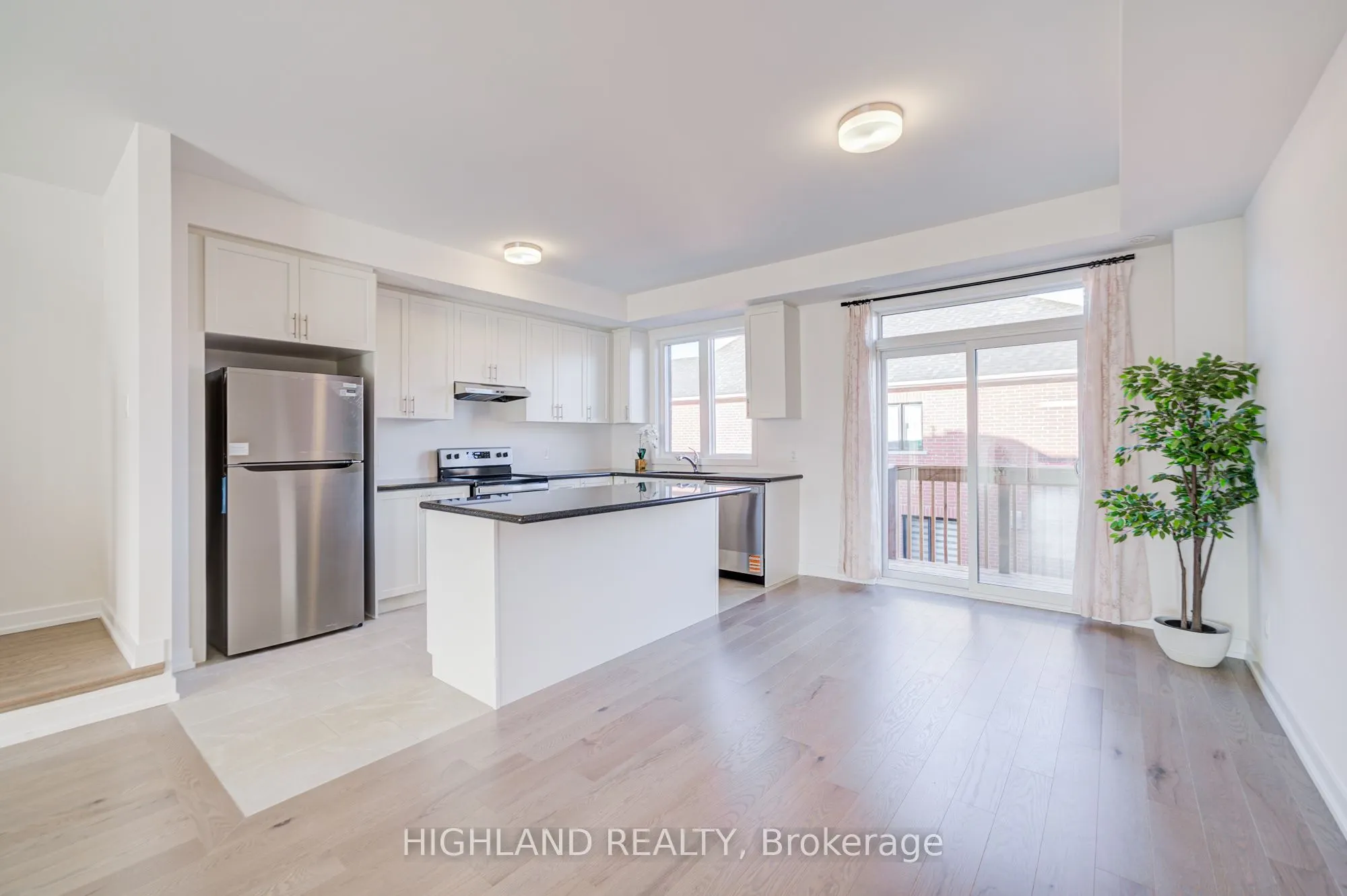 1172 Dartmouth Crescent