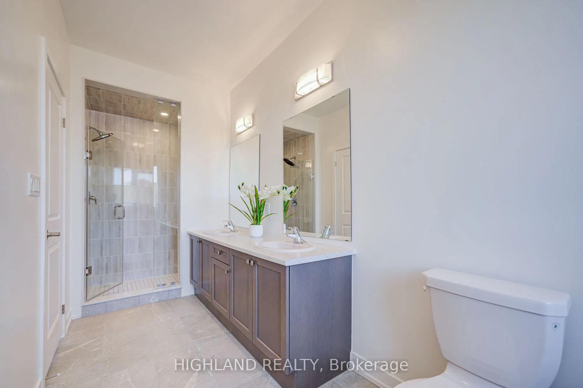 1172 Dartmouth Crescent