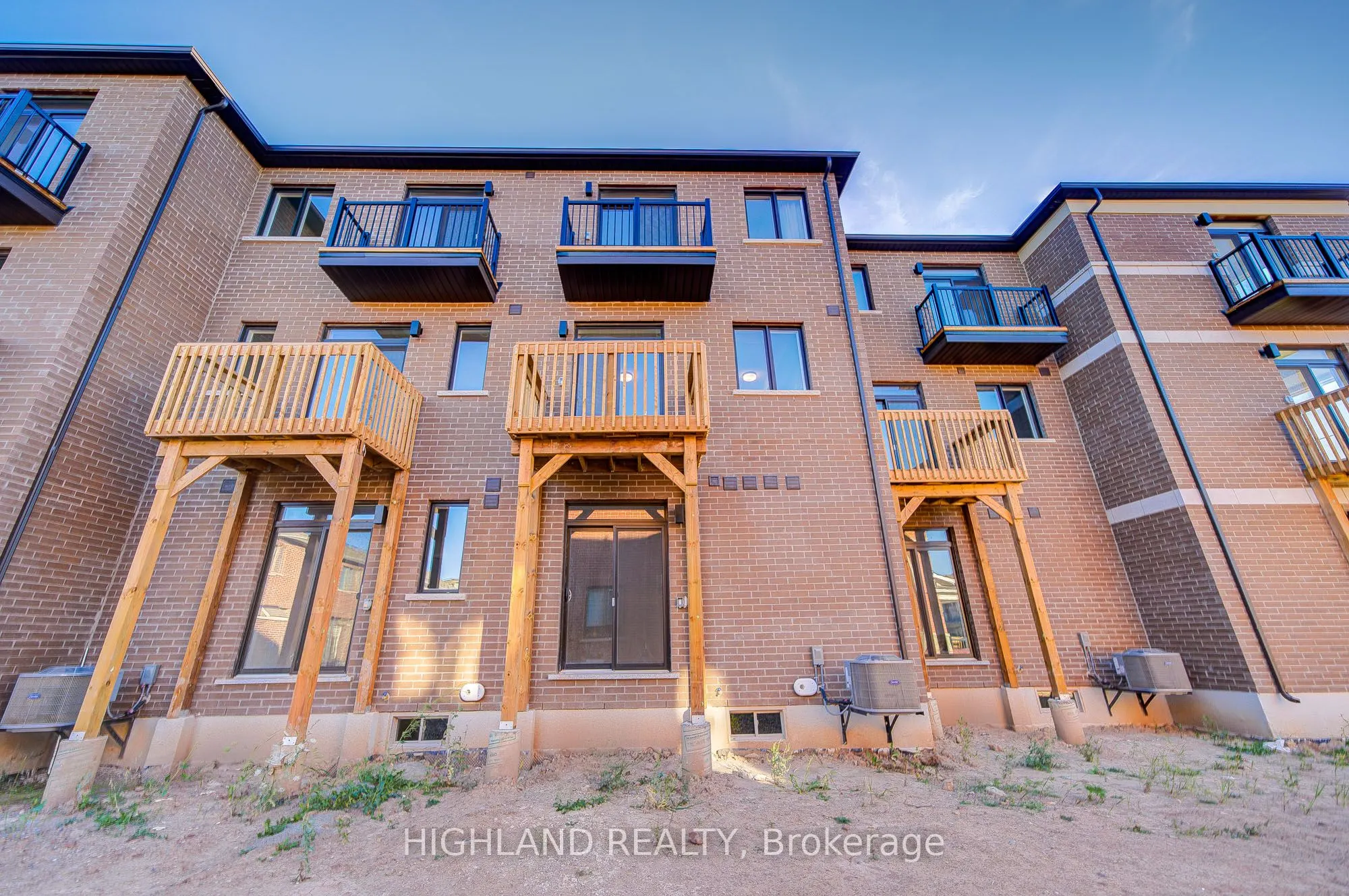 1172 Dartmouth Crescent