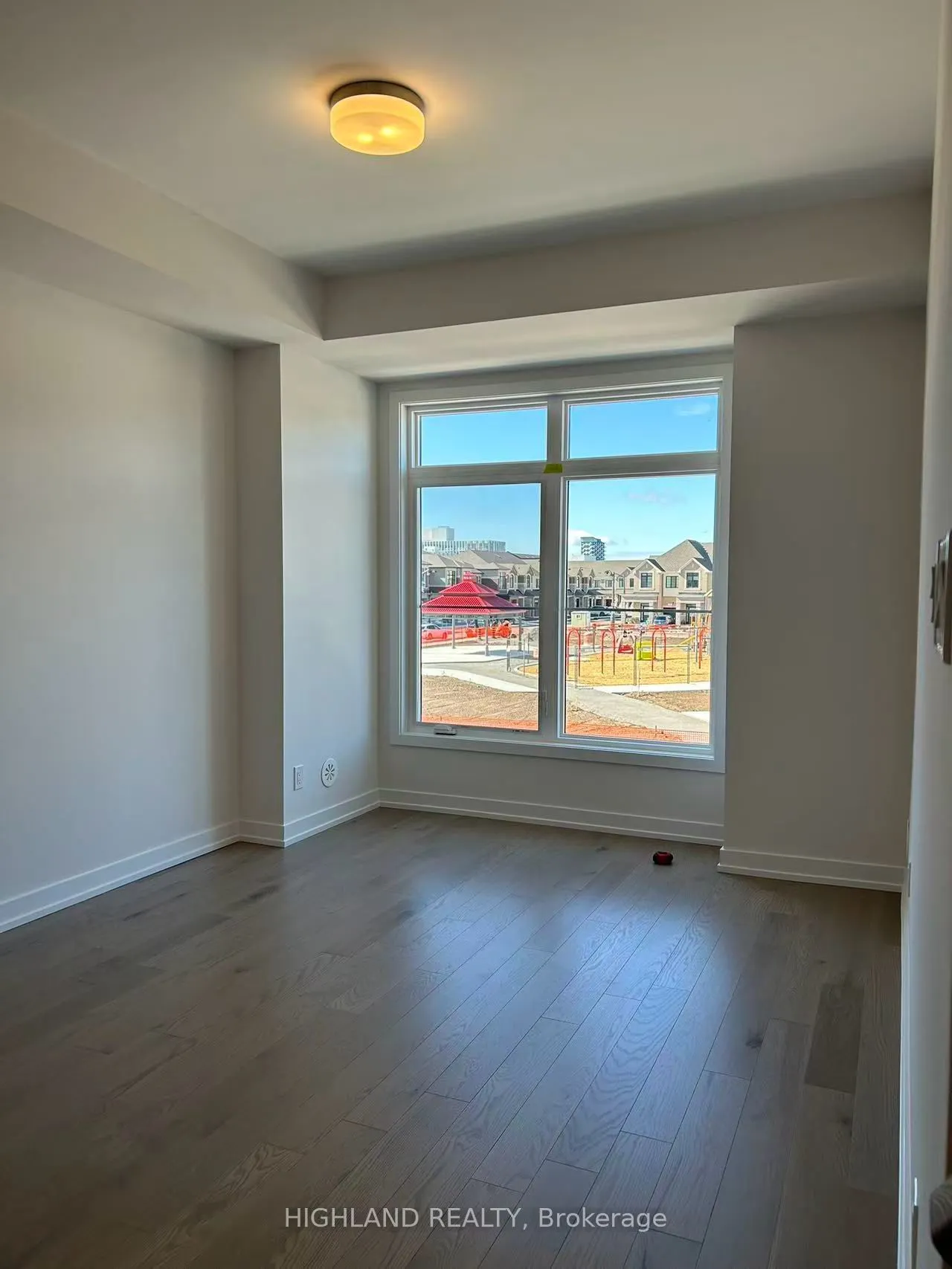 1172 Dartmouth Crescent