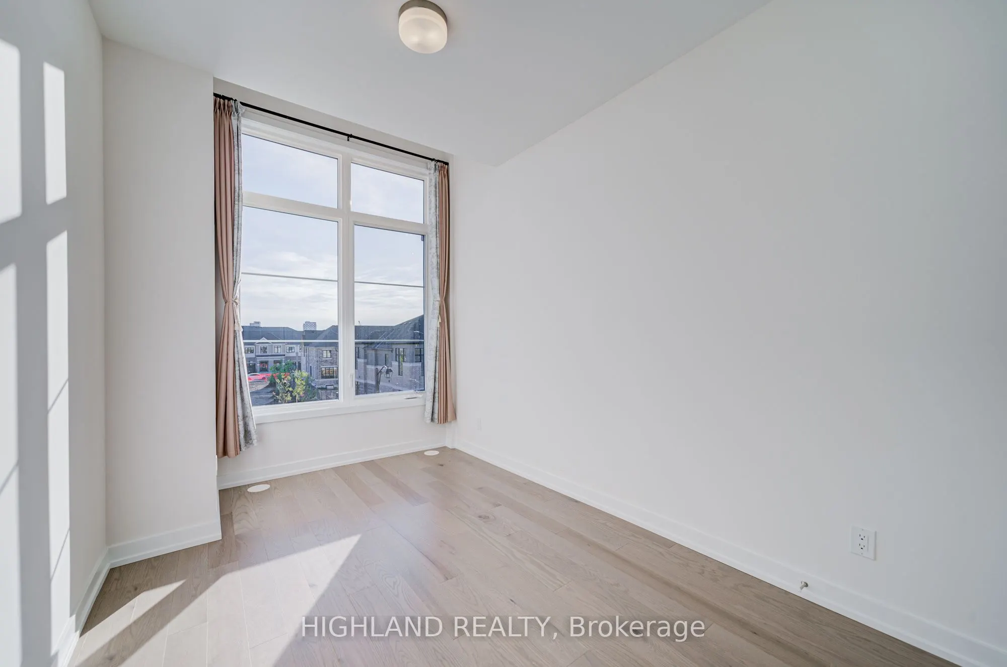 1172 Dartmouth Crescent