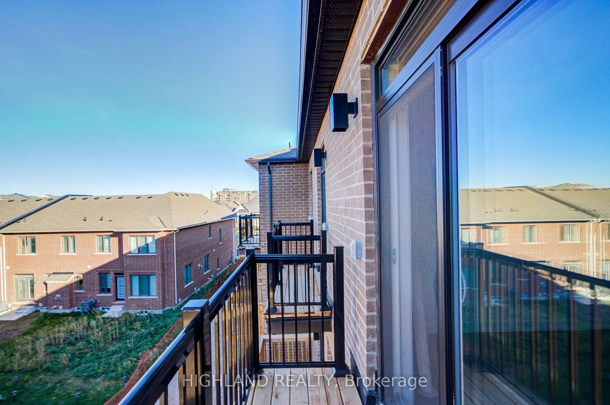 1172 Dartmouth Crescent