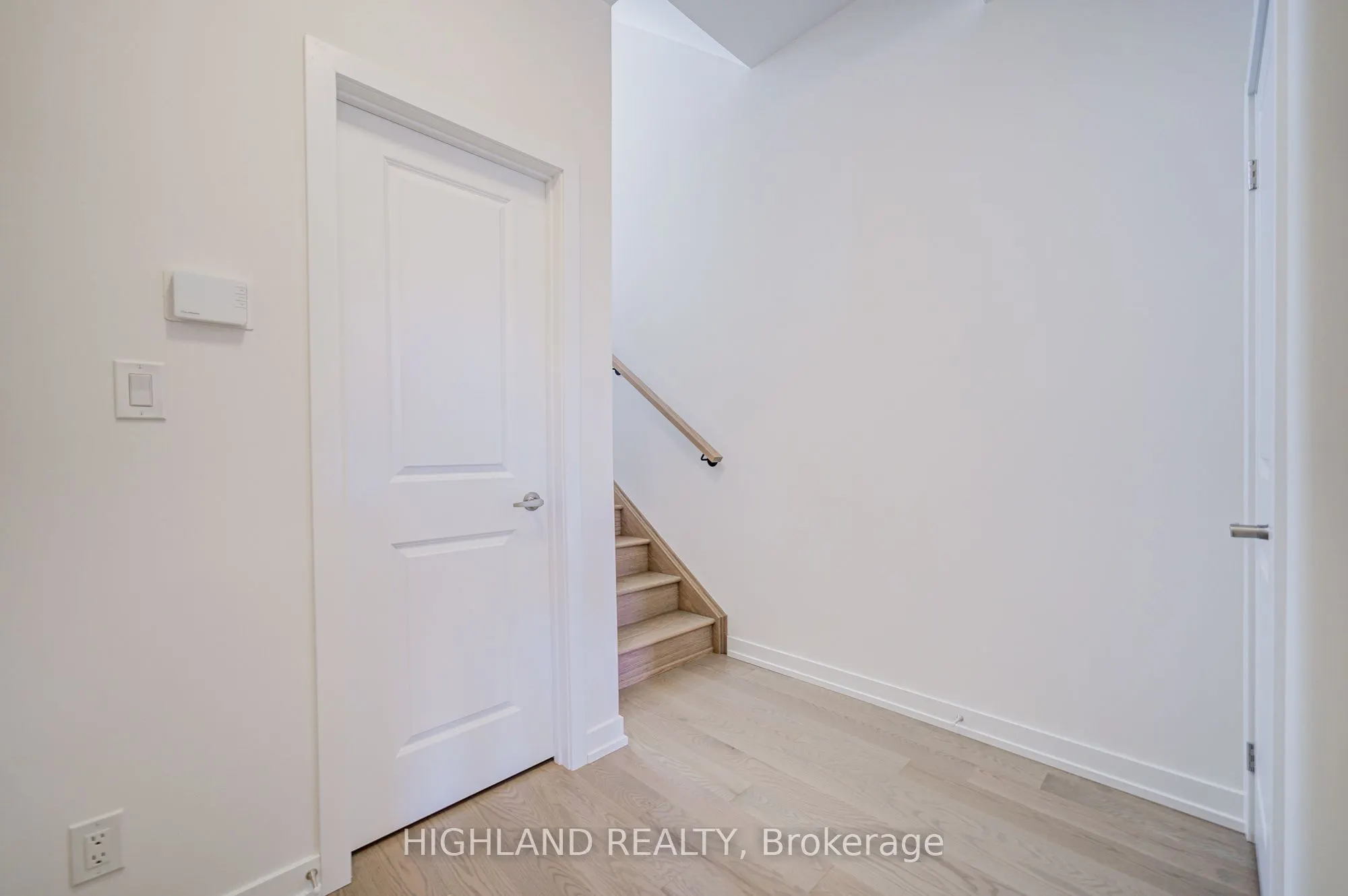 1172 Dartmouth Crescent