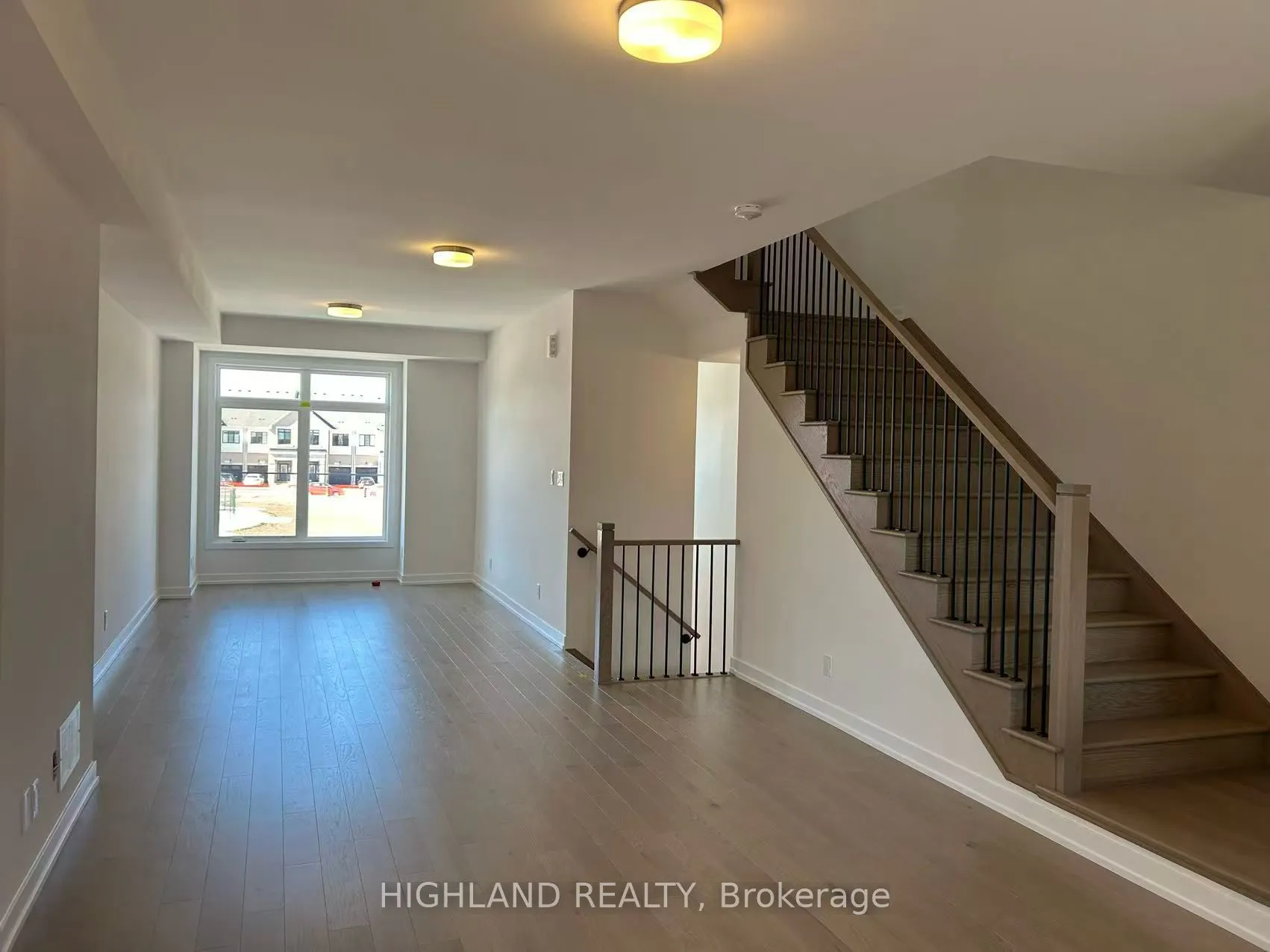 1172 Dartmouth Crescent