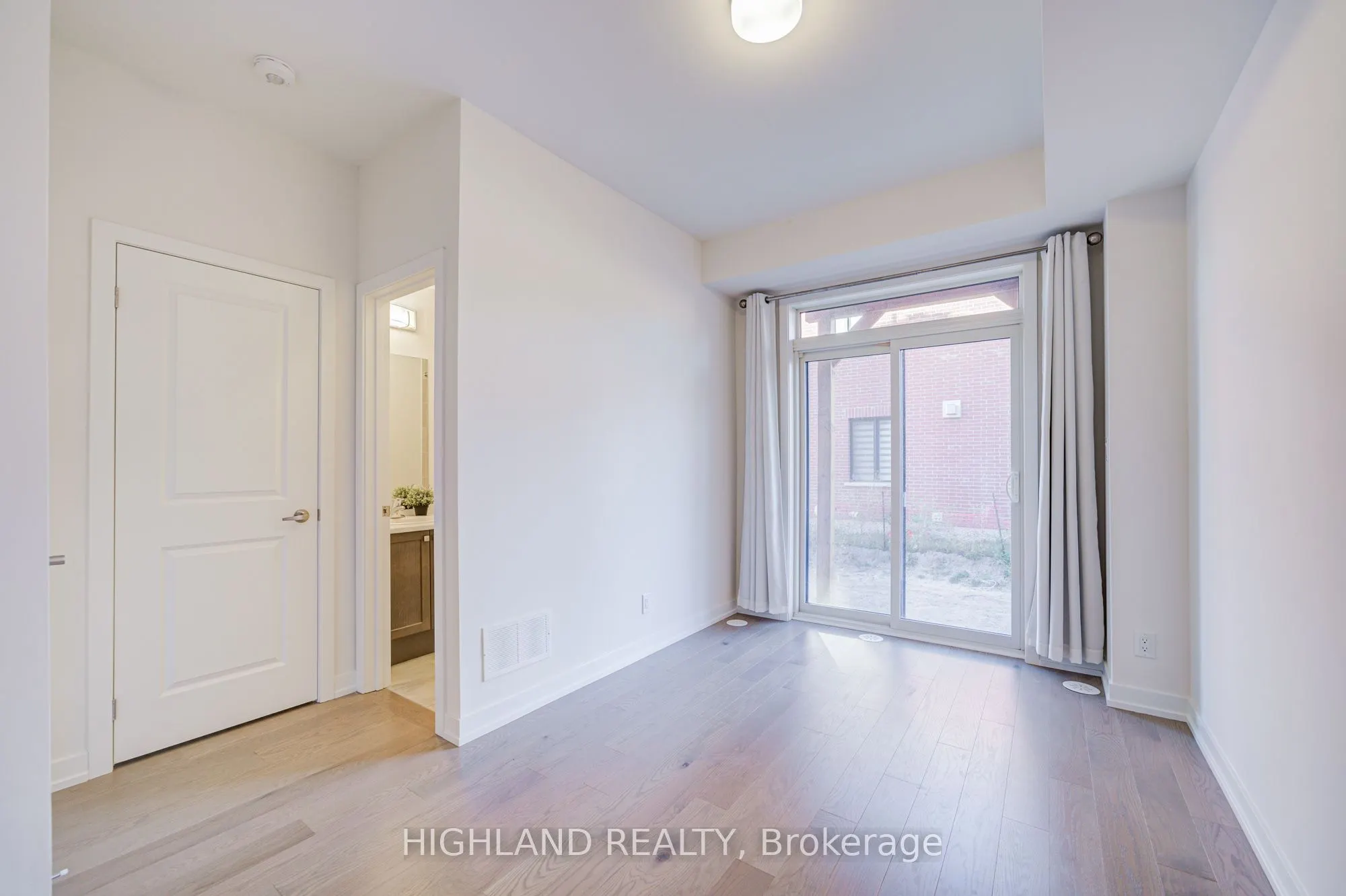 1172 Dartmouth Crescent