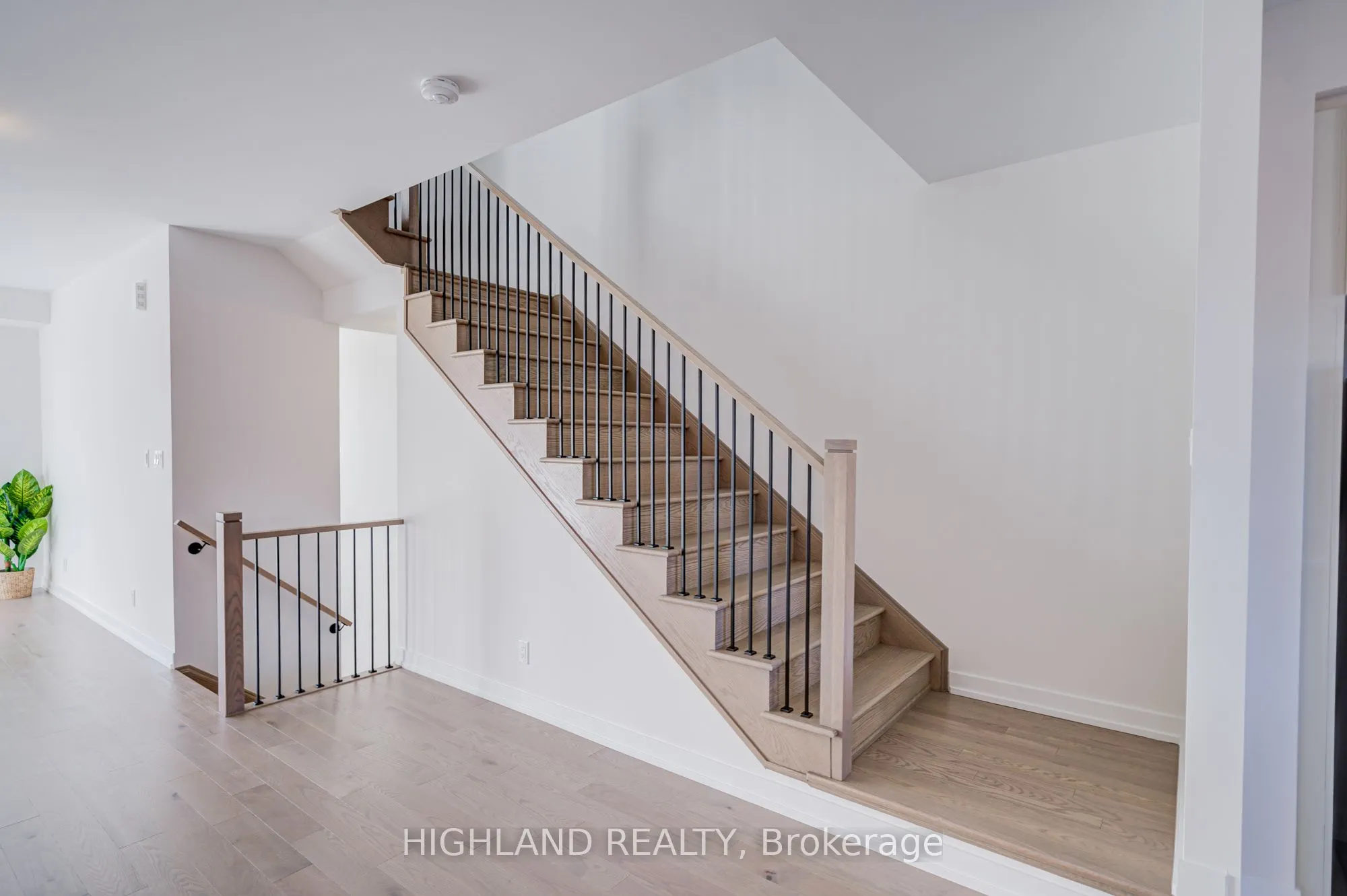 1172 Dartmouth Crescent