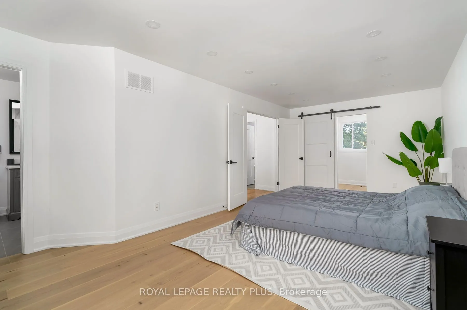 1079 Hedge Drive