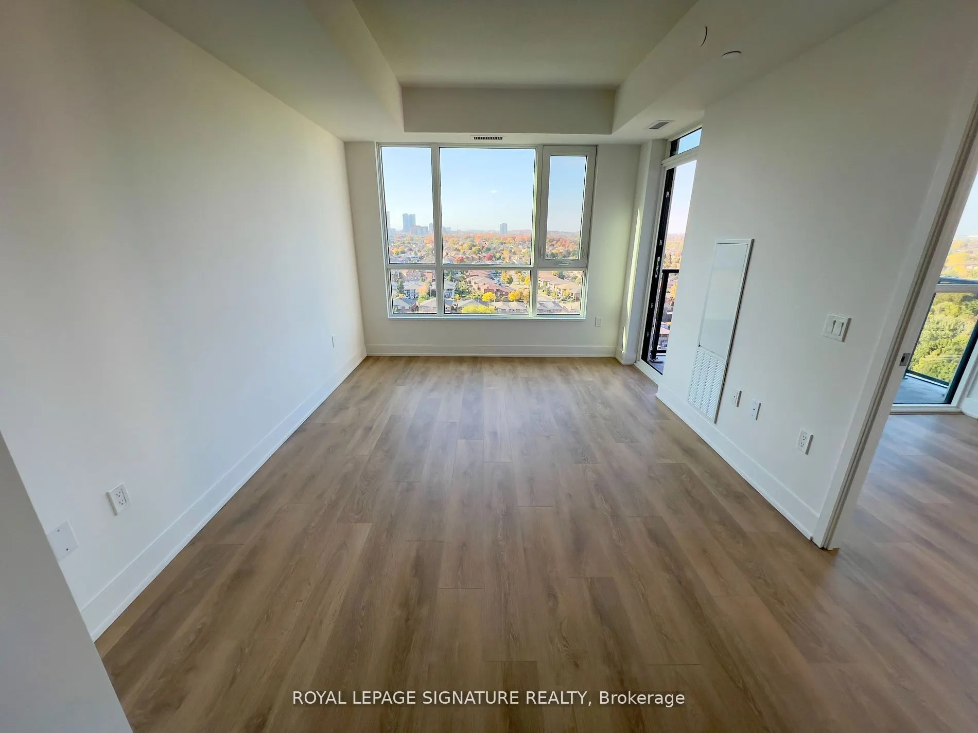 202 Burnhamthorpe Road E, #1407