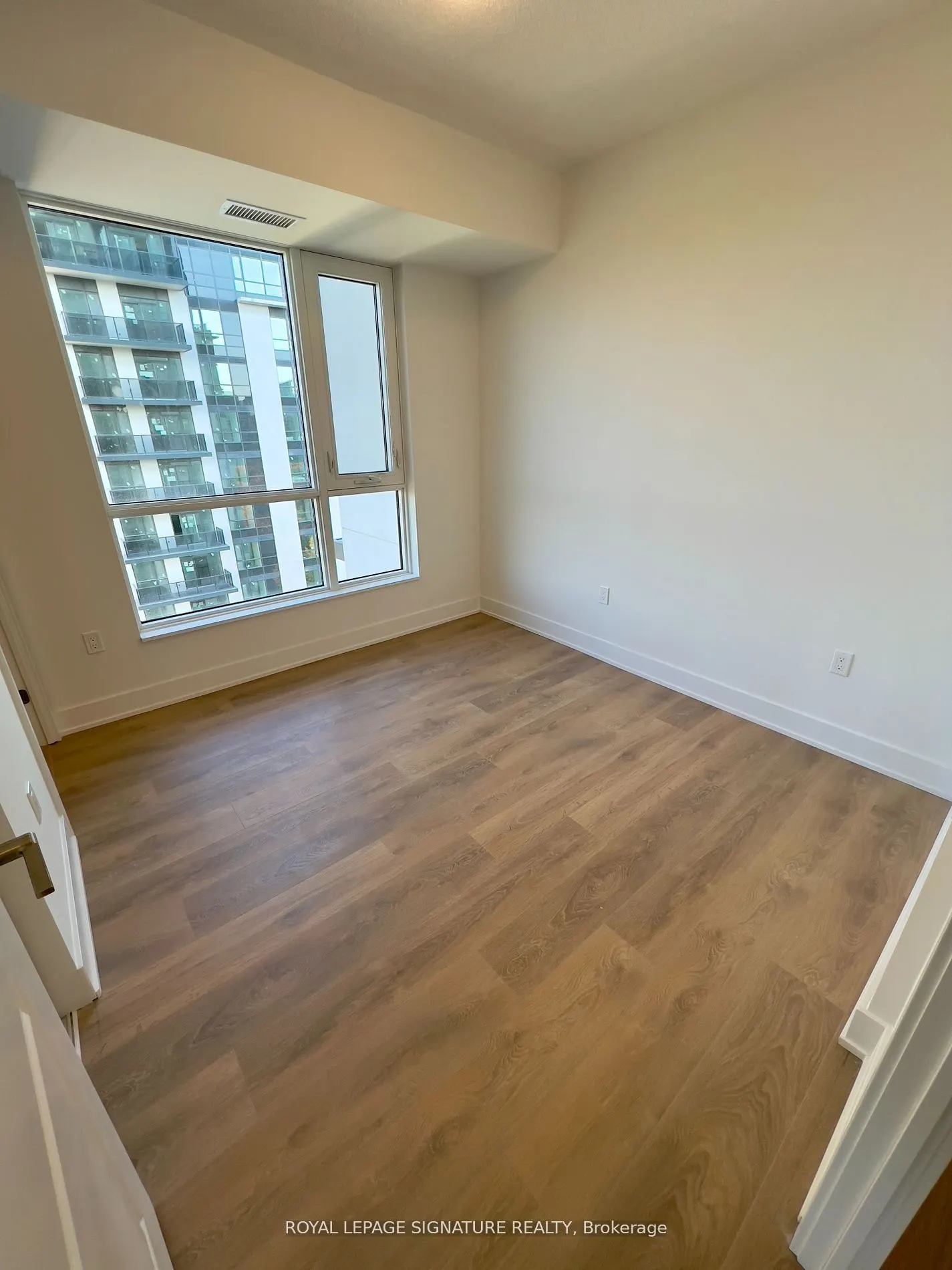 202 Burnhamthorpe Road E, #1407