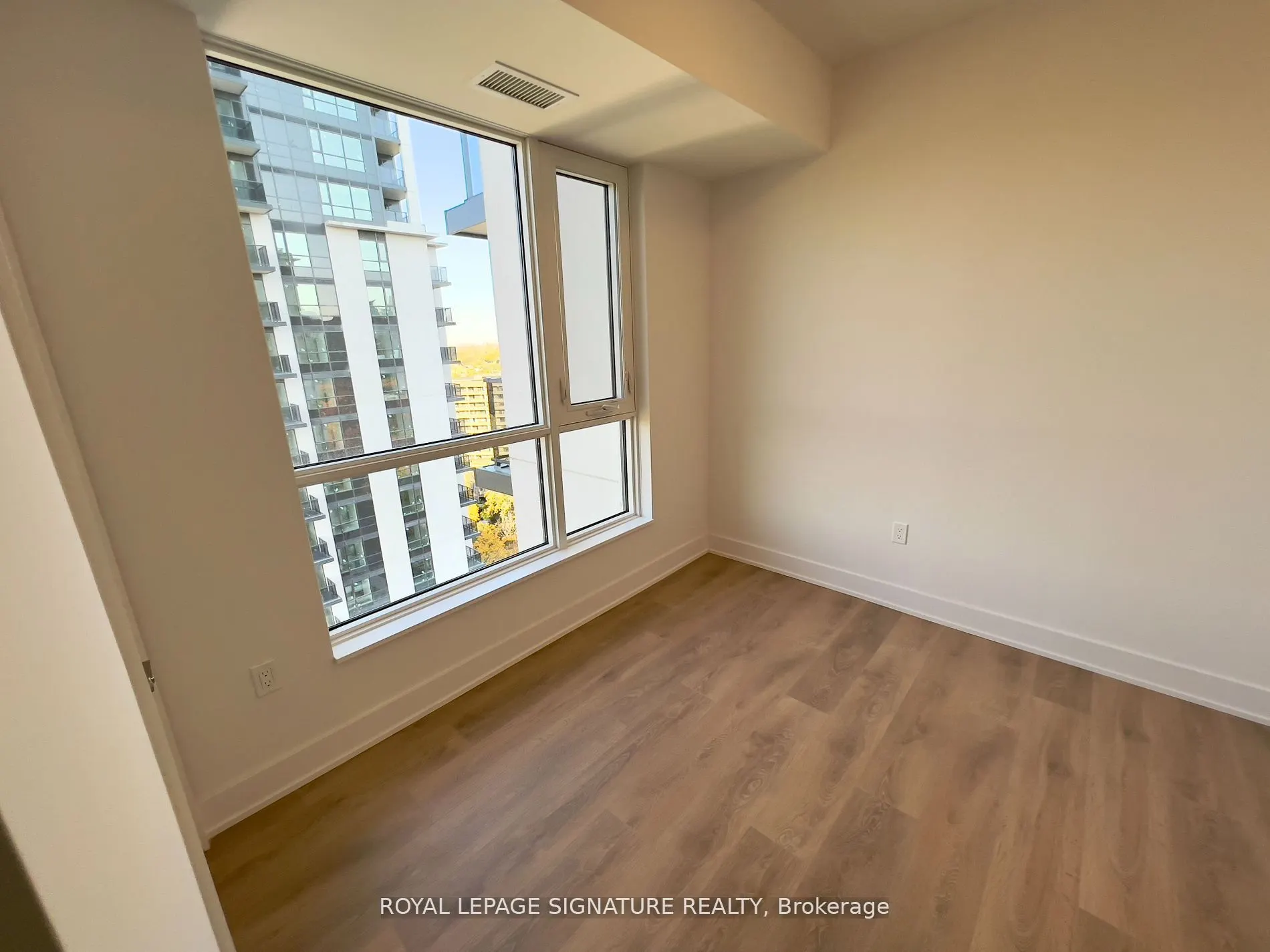 202 Burnhamthorpe Road E, #1407