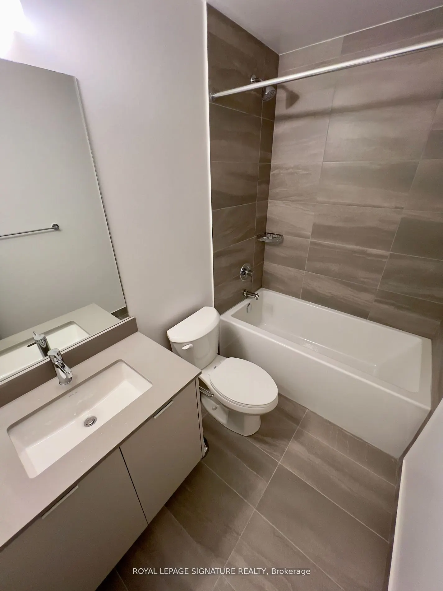202 Burnhamthorpe Road E, #1407