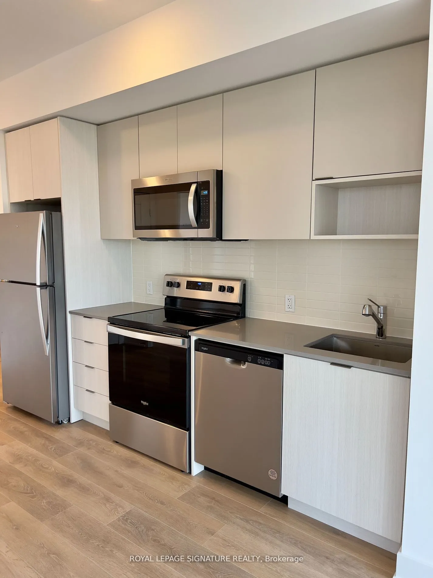 202 Burnhamthorpe Road E, #1407