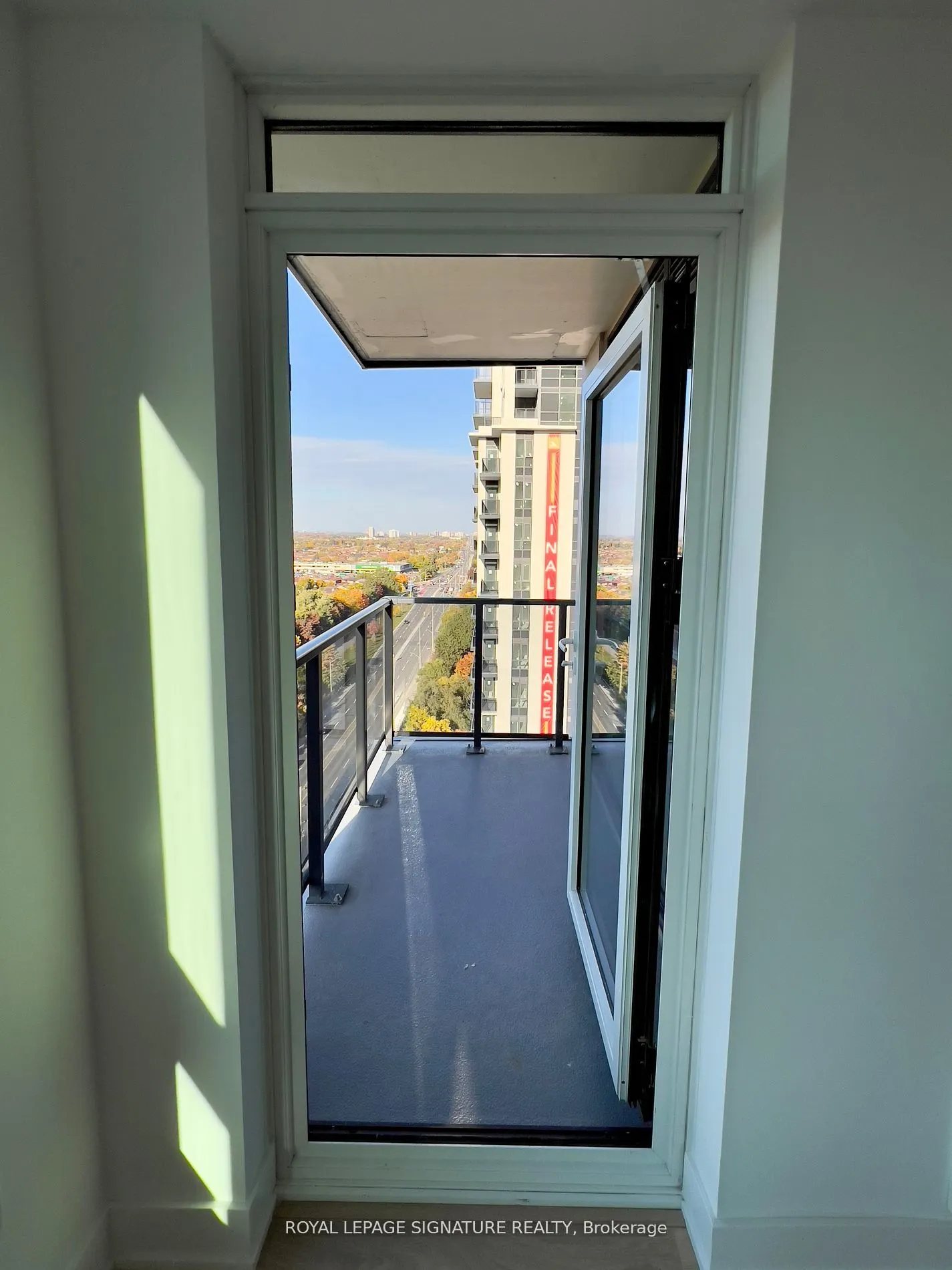 202 Burnhamthorpe Road E, #1407