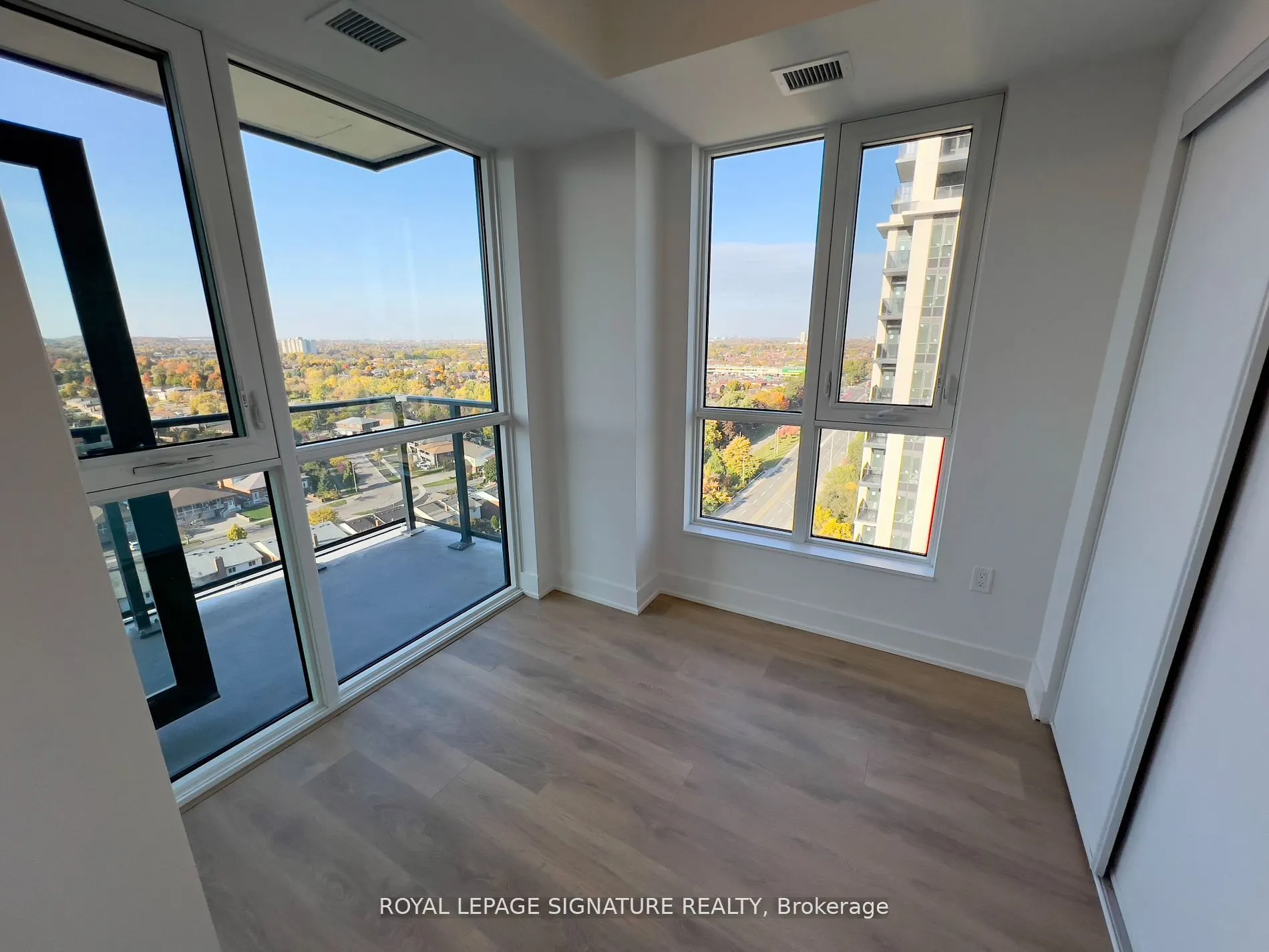 202 Burnhamthorpe Road E, #1407