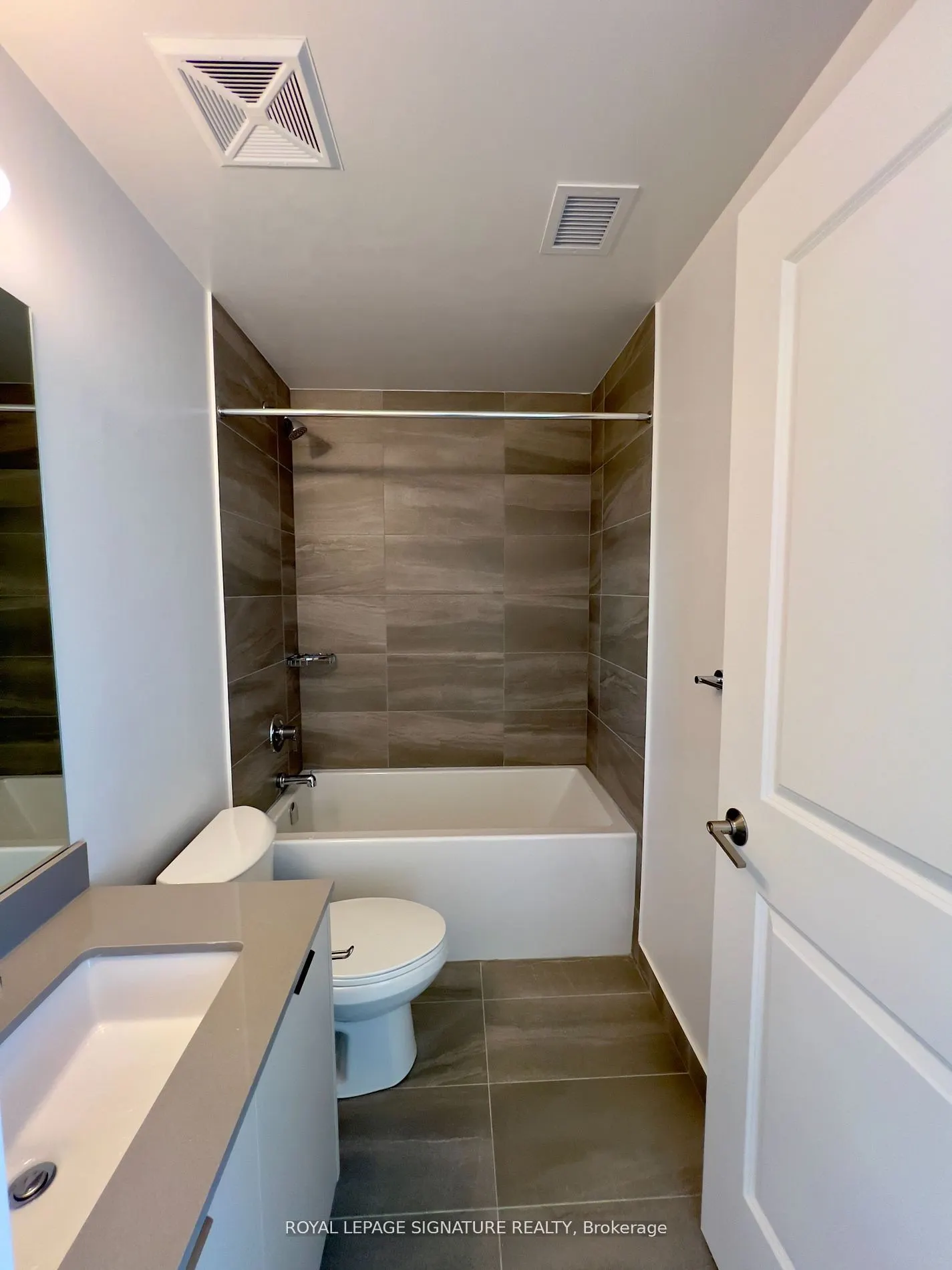 202 Burnhamthorpe Road E, #1407