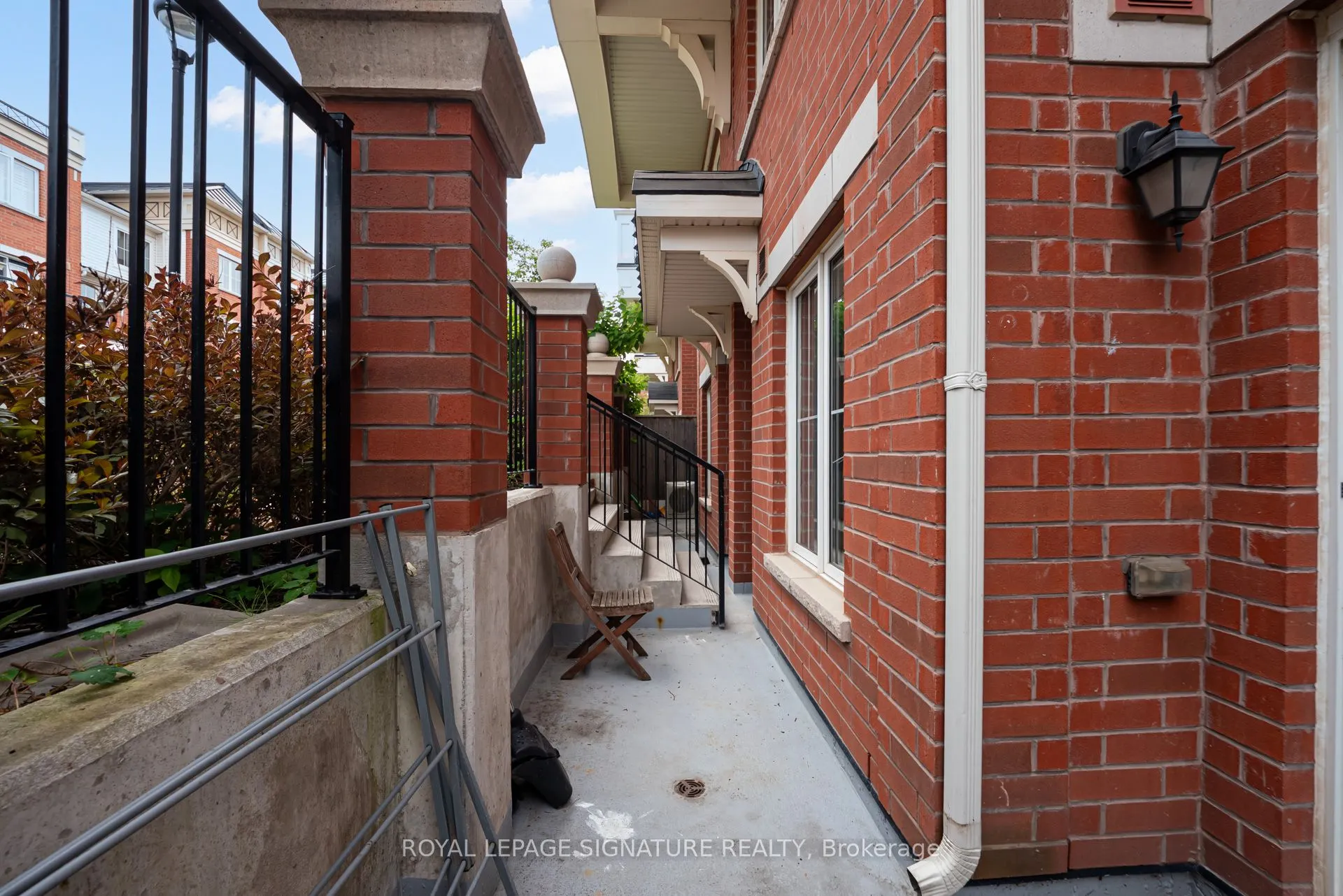 2492 Post Road, #19