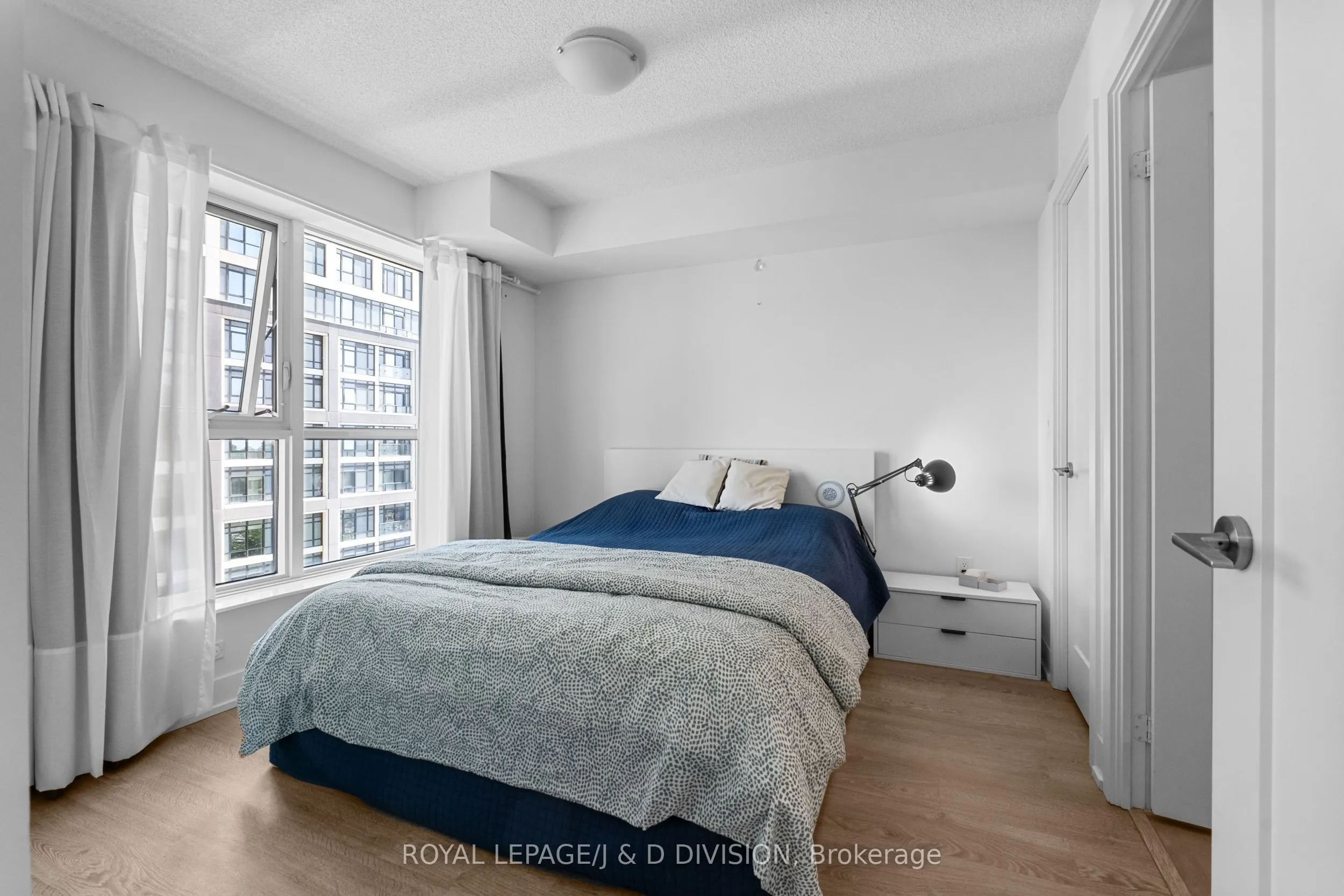 9 Mabelle Avenue, #819