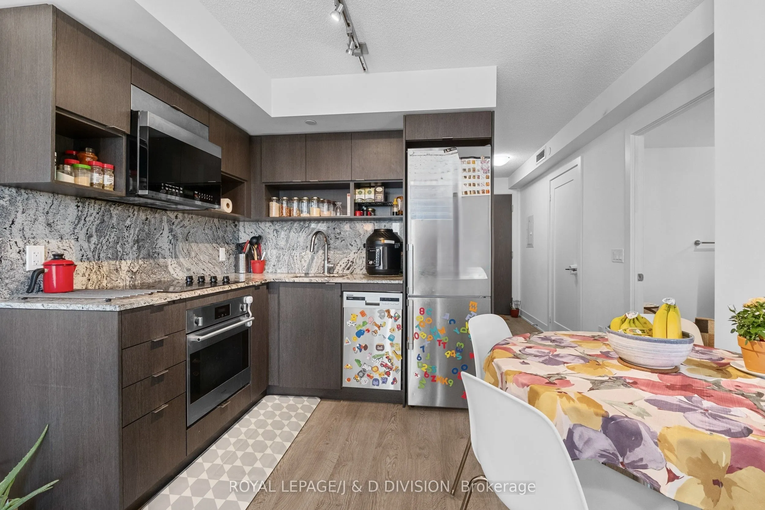 9 Mabelle Avenue, #819