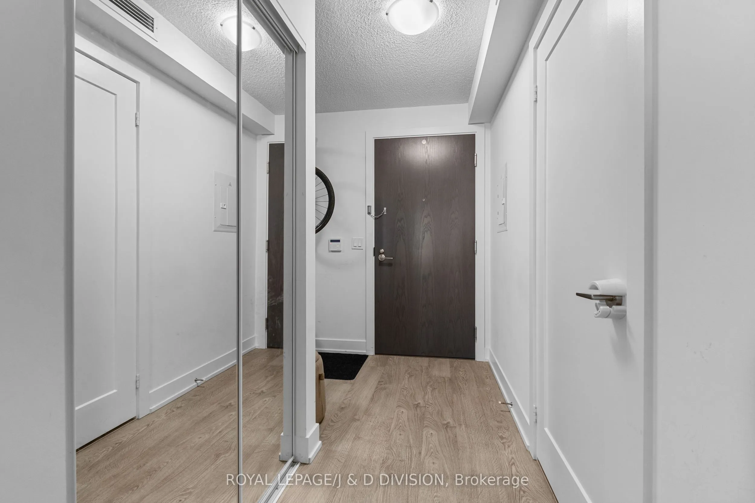 9 Mabelle Avenue, #819