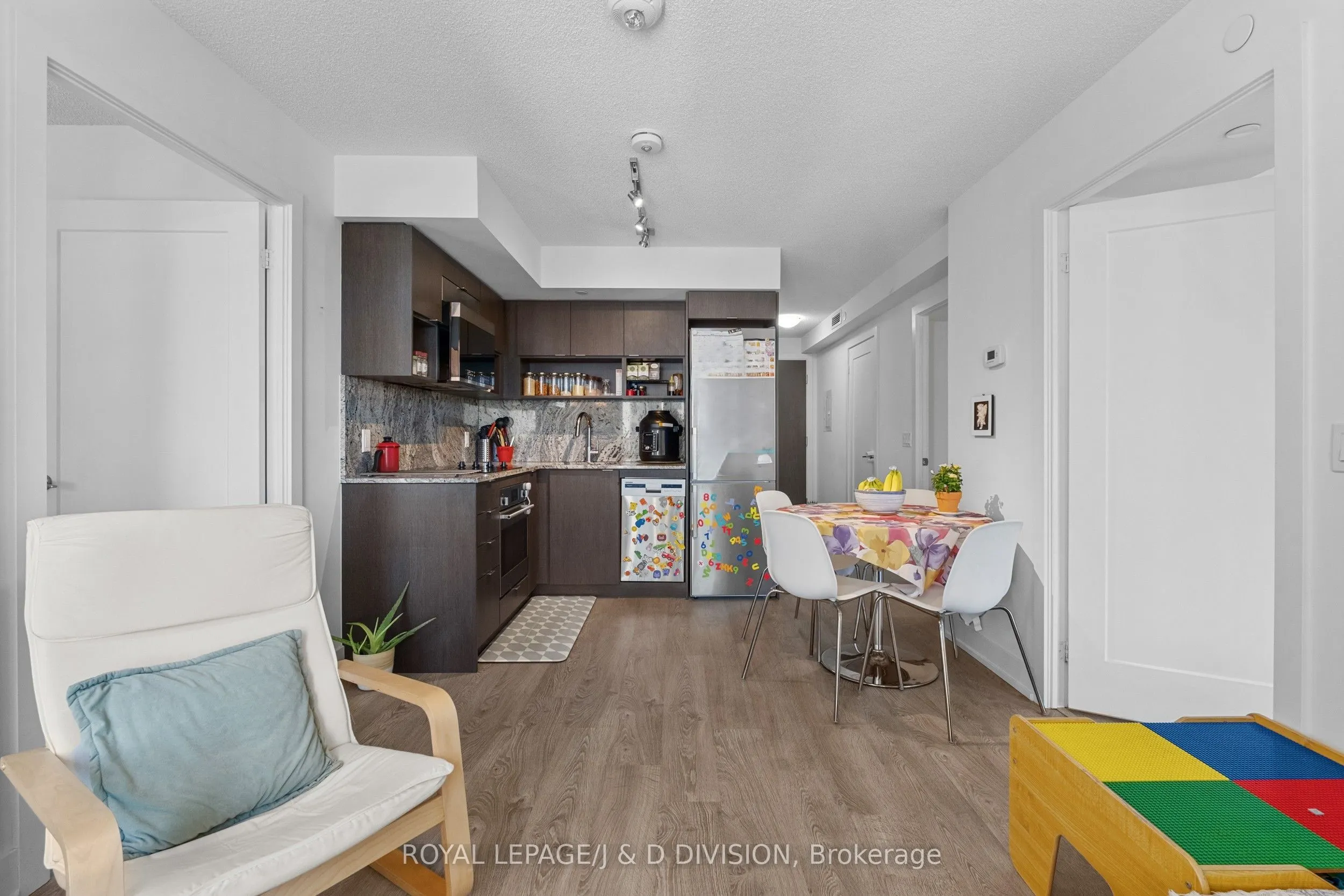 9 Mabelle Avenue, #819