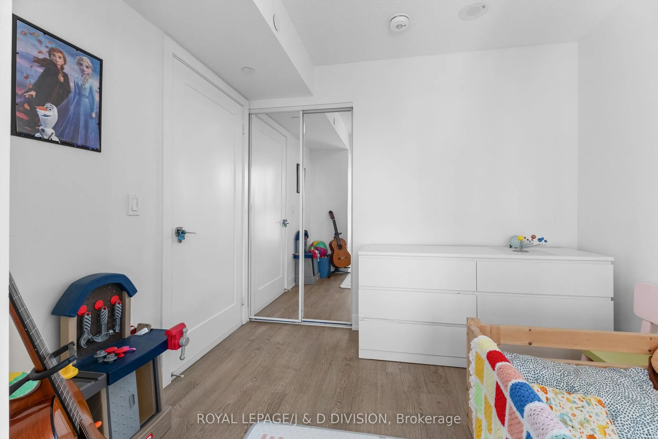 9 Mabelle Avenue, #819