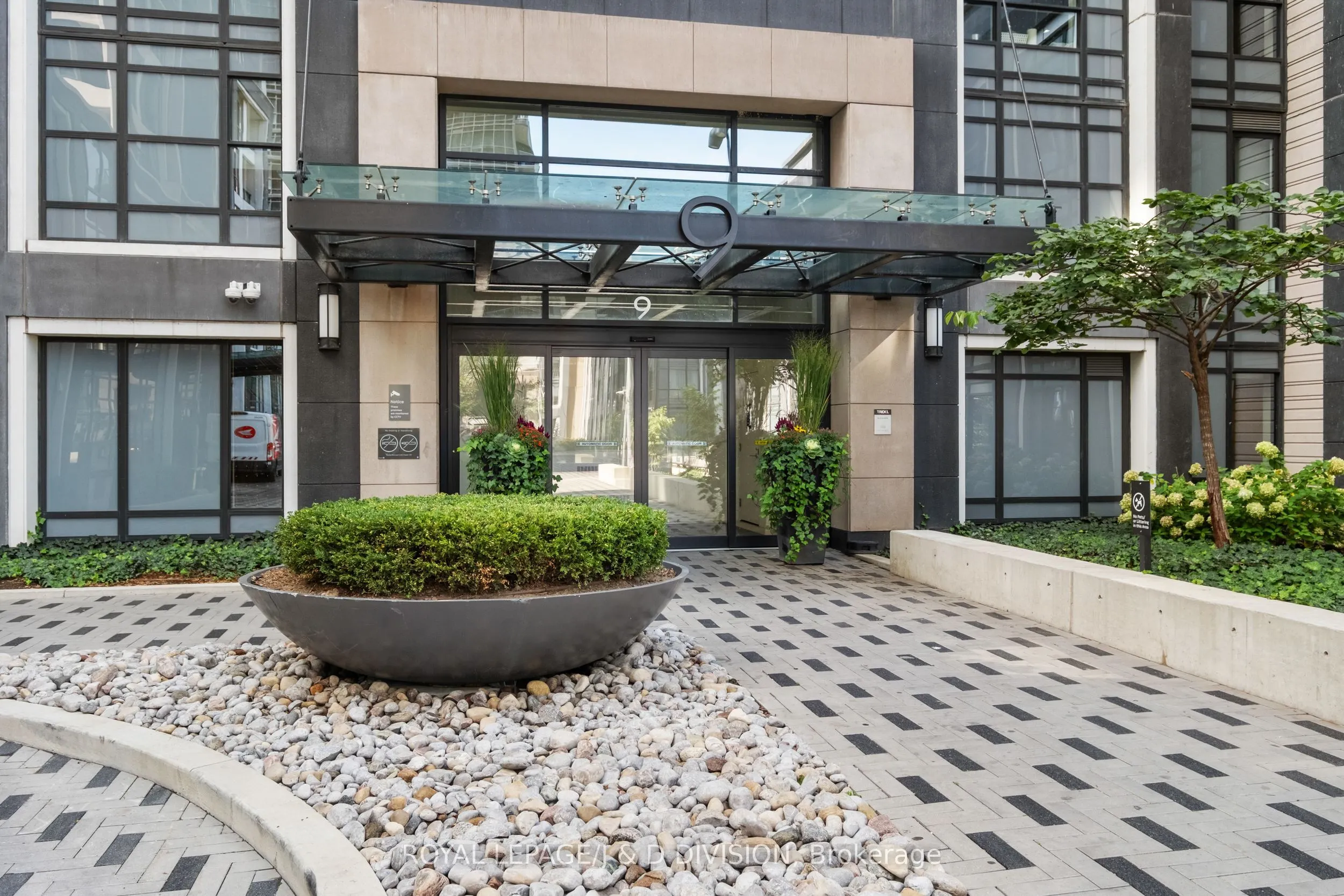9 Mabelle Avenue, #819
