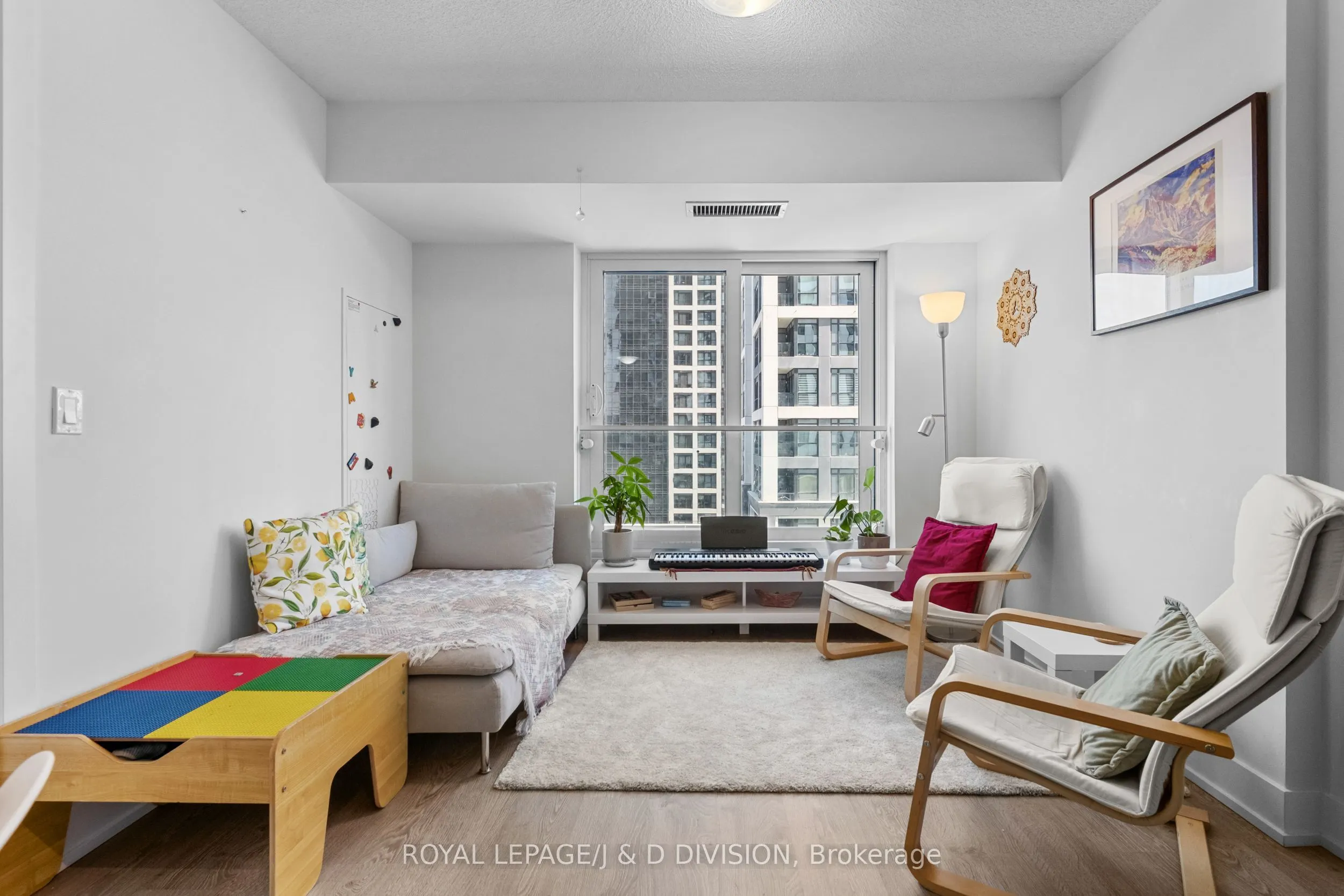 9 Mabelle Avenue, #819