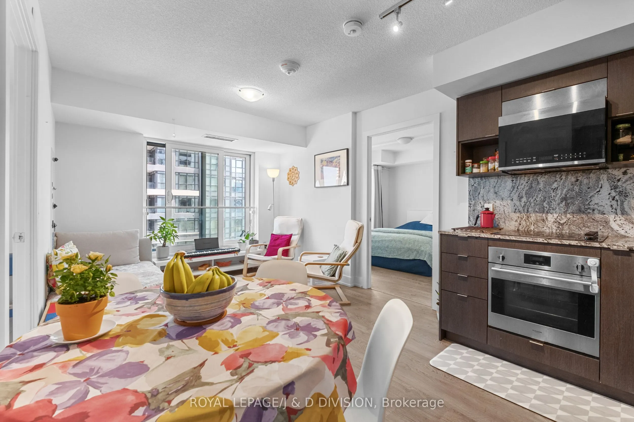 9 Mabelle Avenue, #819
