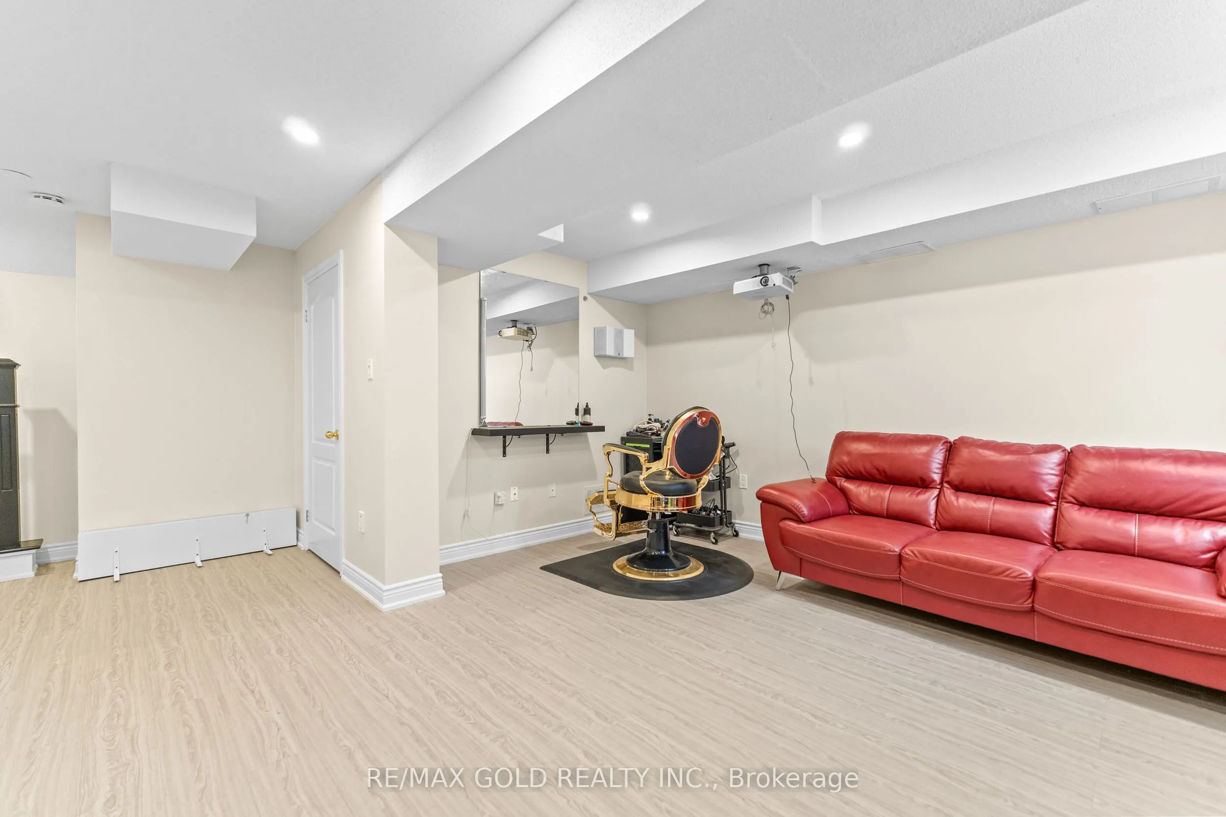 61 Nelson Street W, #6