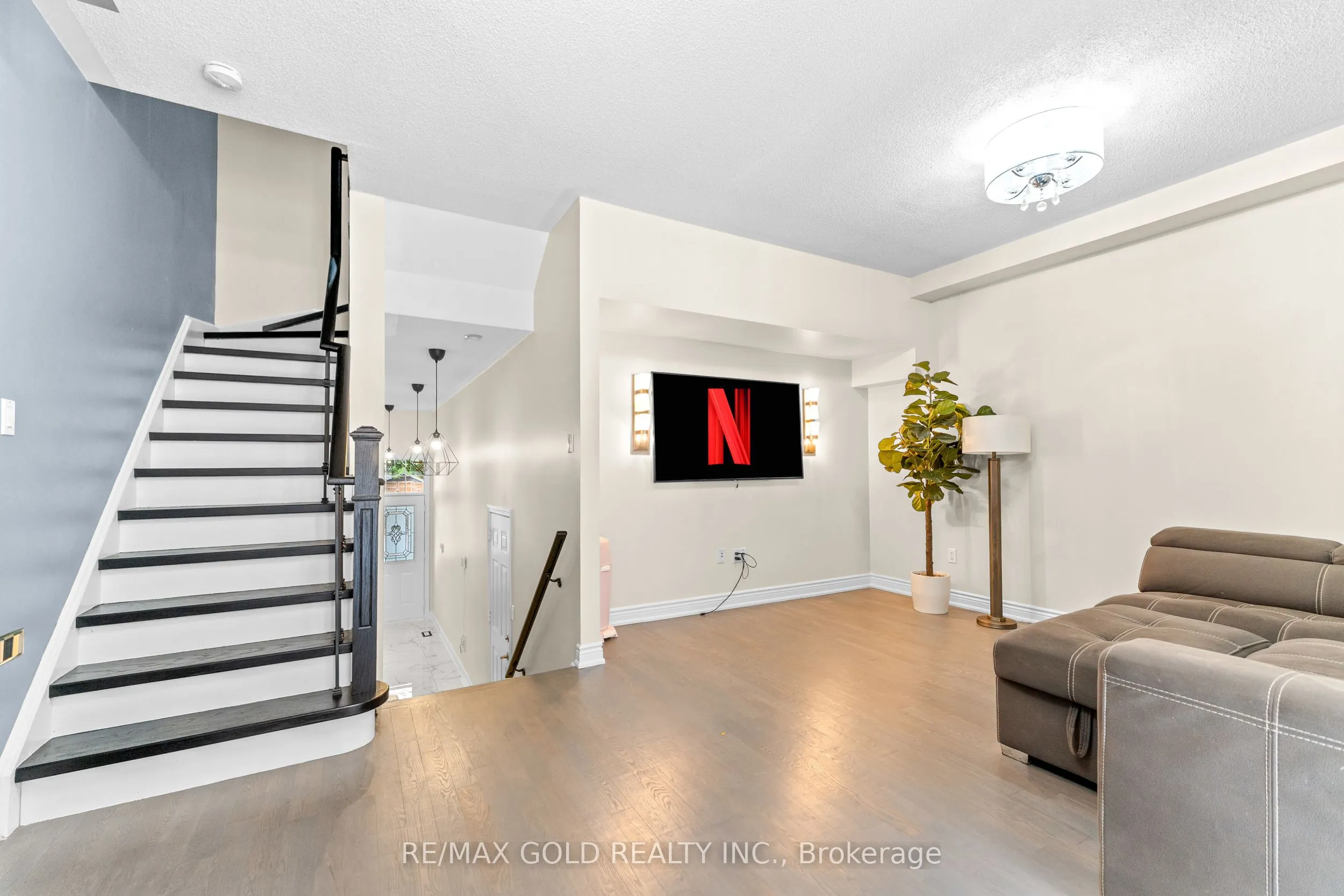 61 Nelson Street W, #6