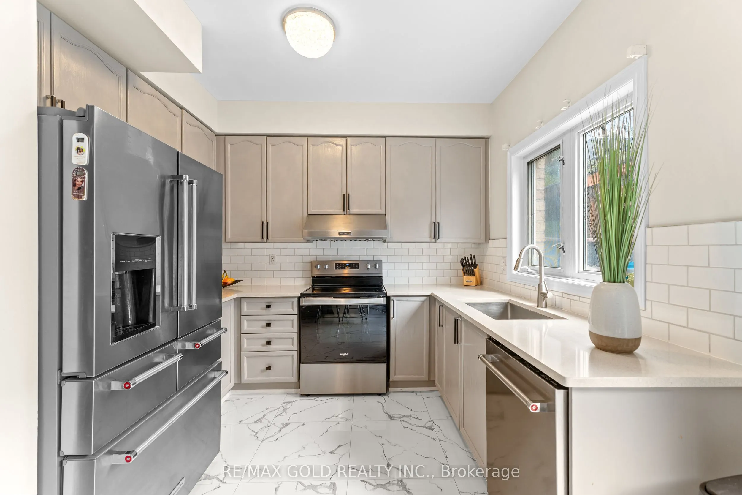 61 Nelson Street W, #6
