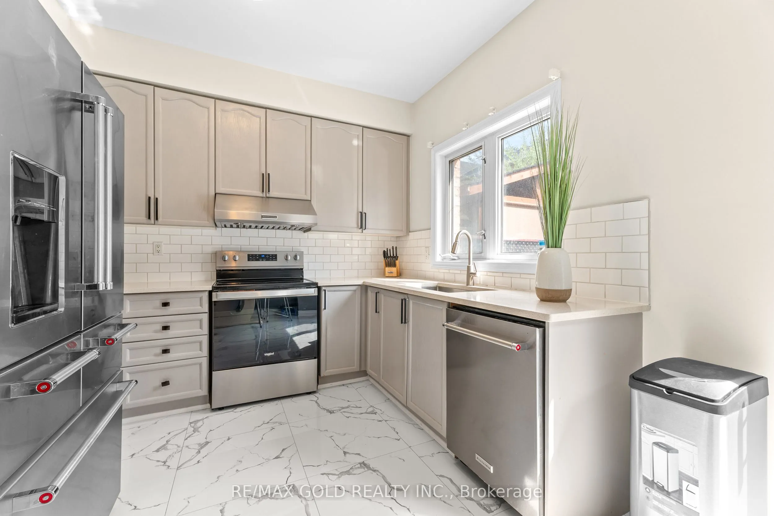61 Nelson Street W, #6