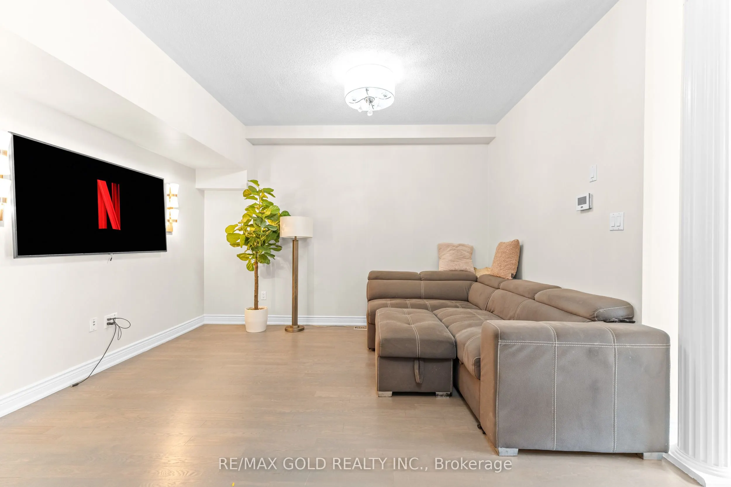 61 Nelson Street W, #6