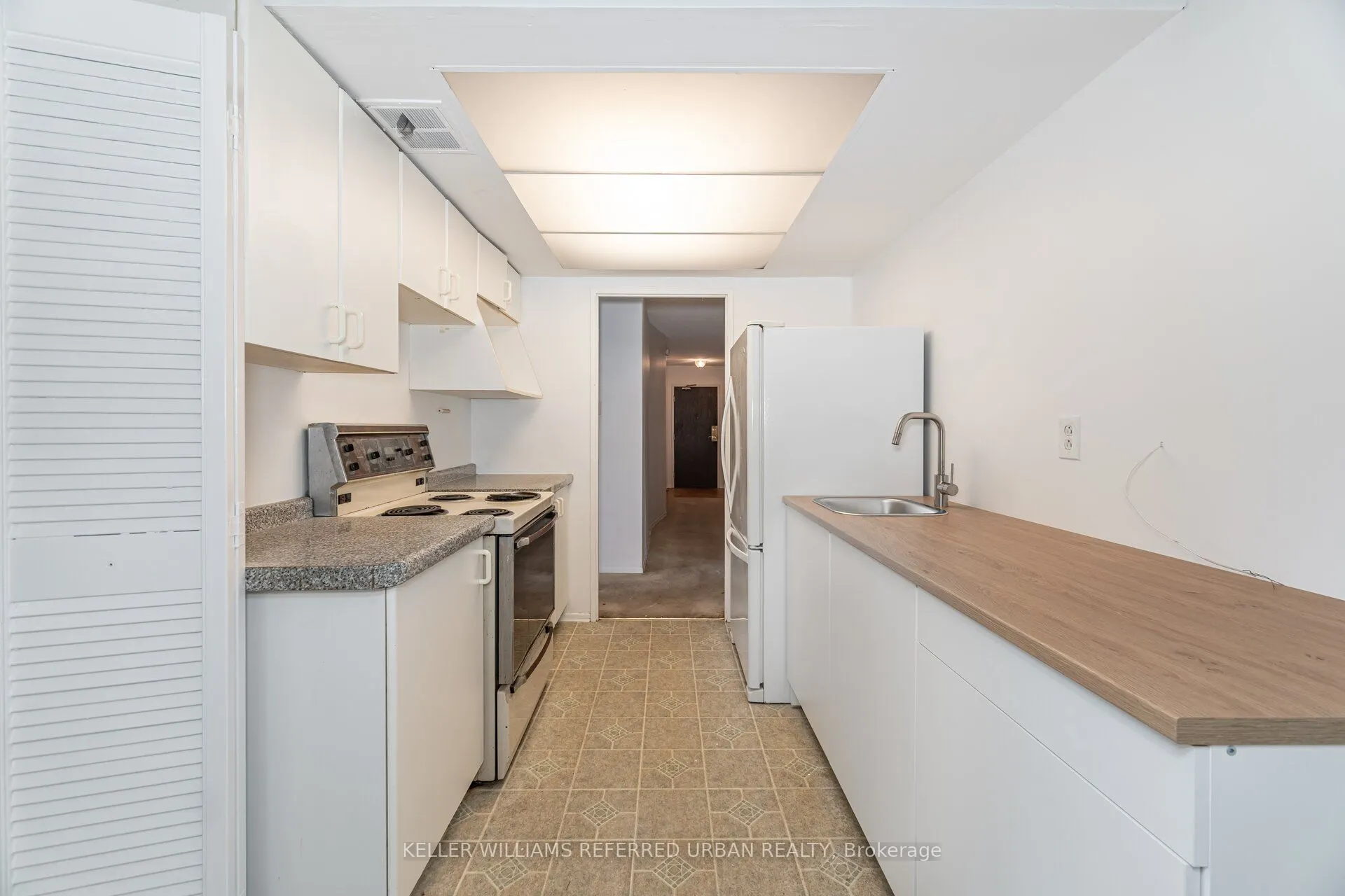 1515 Lakeshore Road E, #404