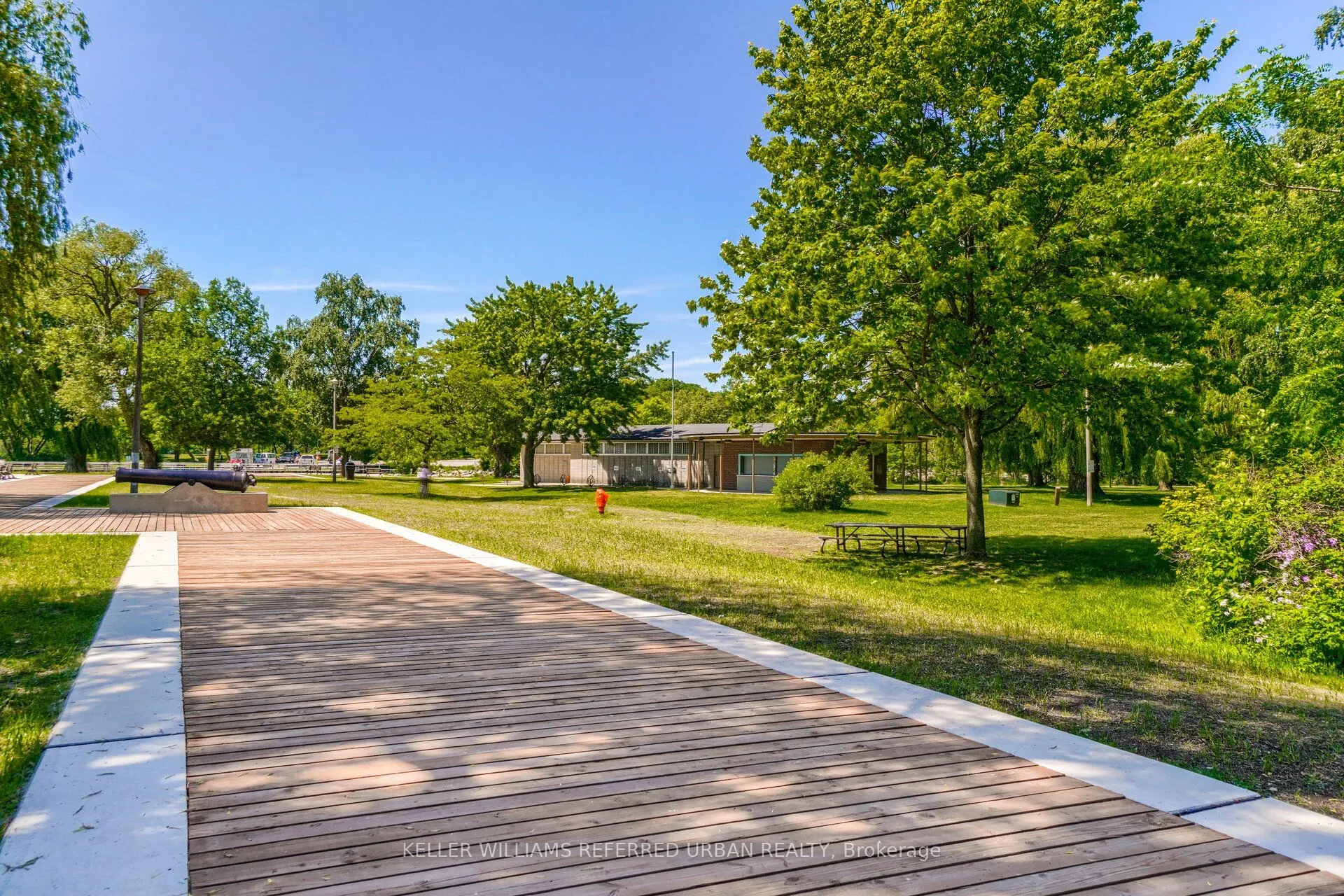 1515 Lakeshore Road E, #404