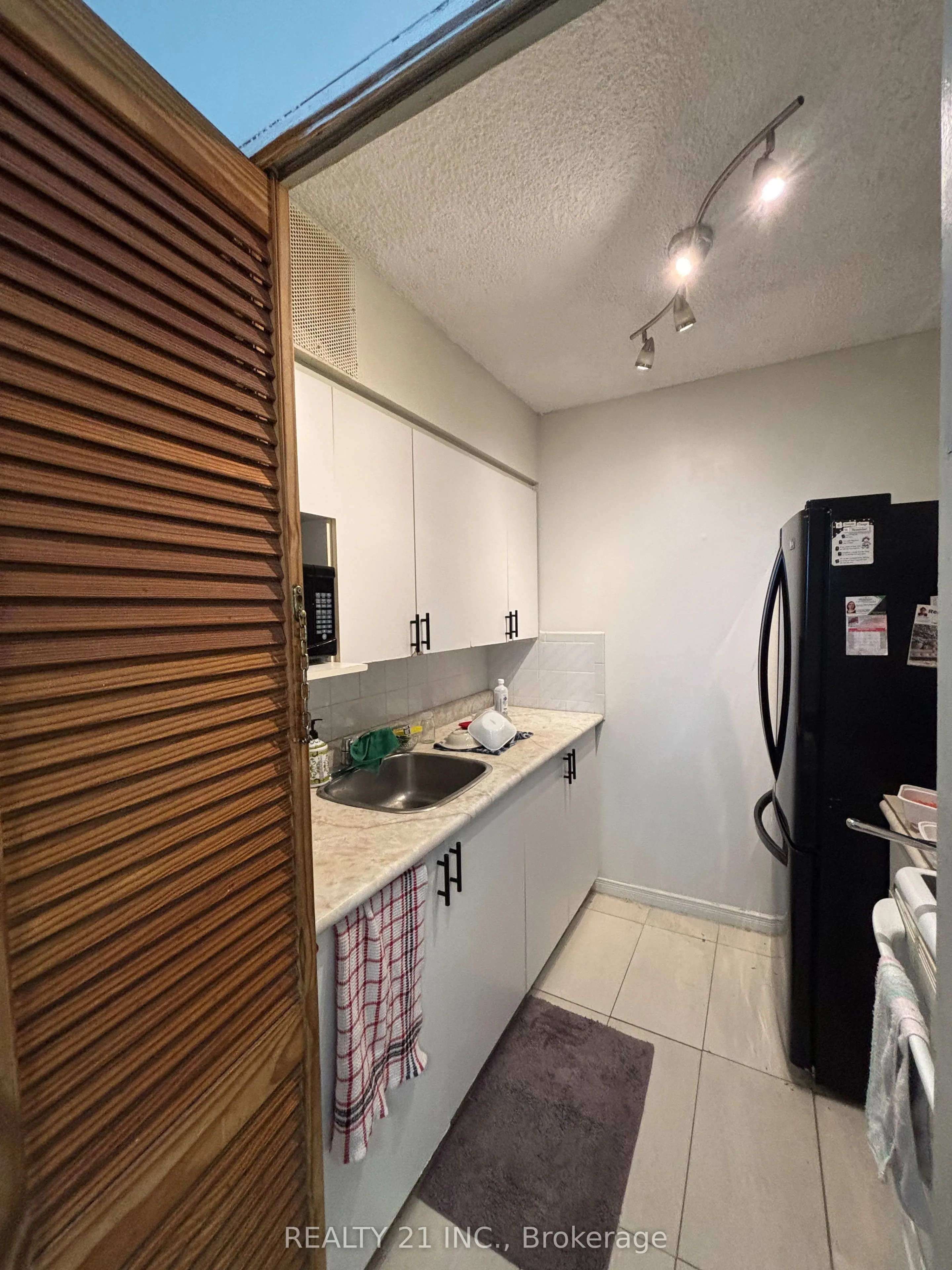 50 Lotherton Pathway S, #906