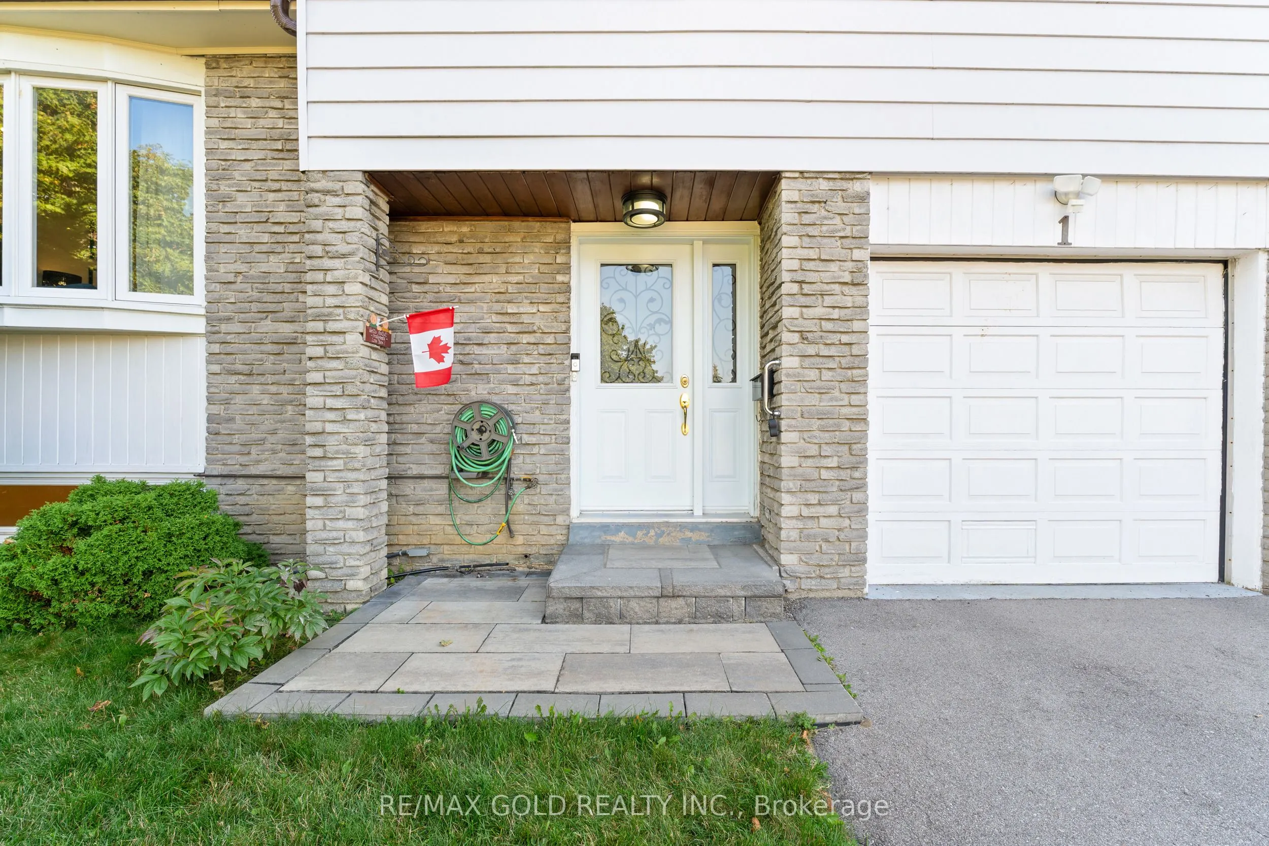 1 Greenbriar Road