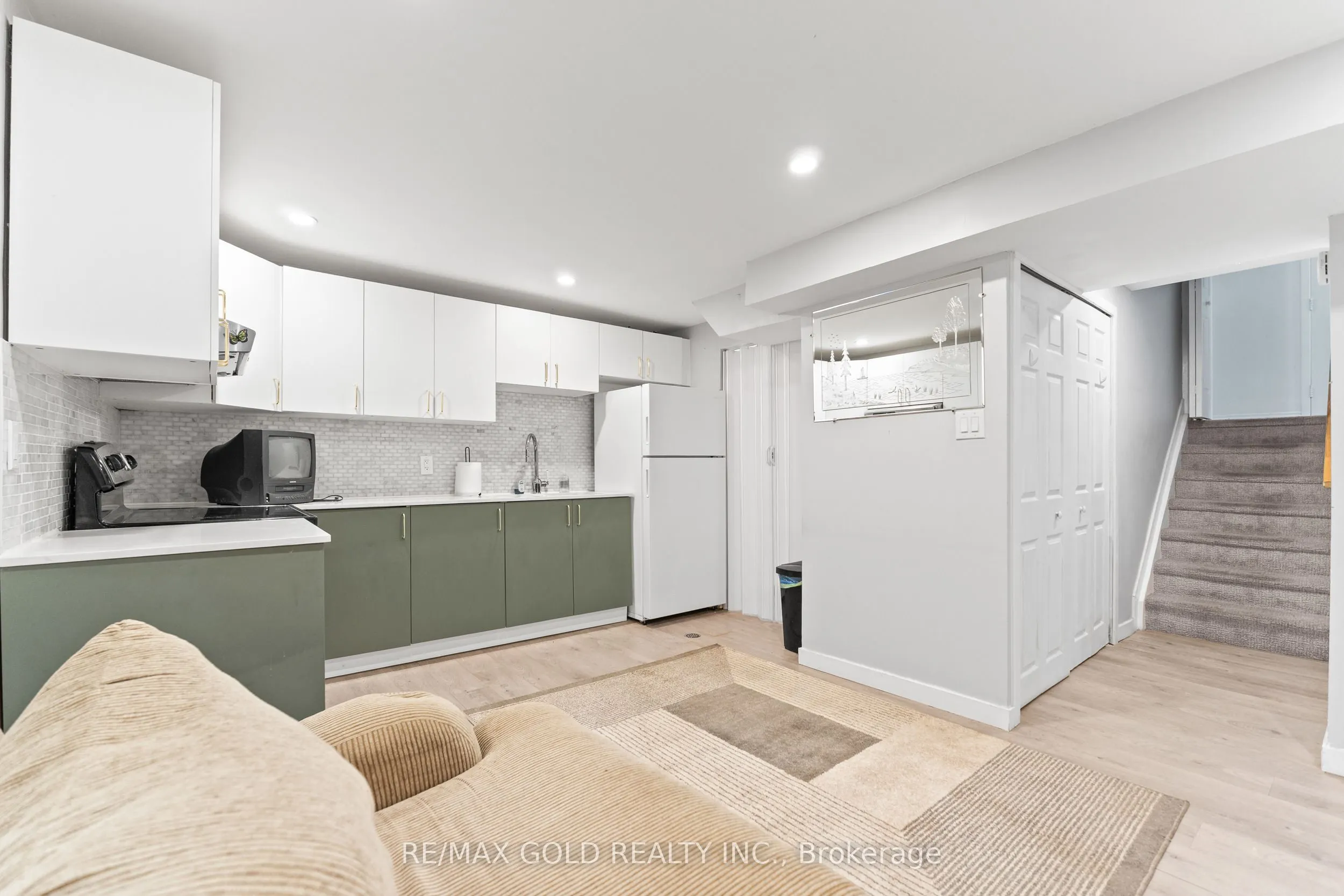 1 Greenbriar Road