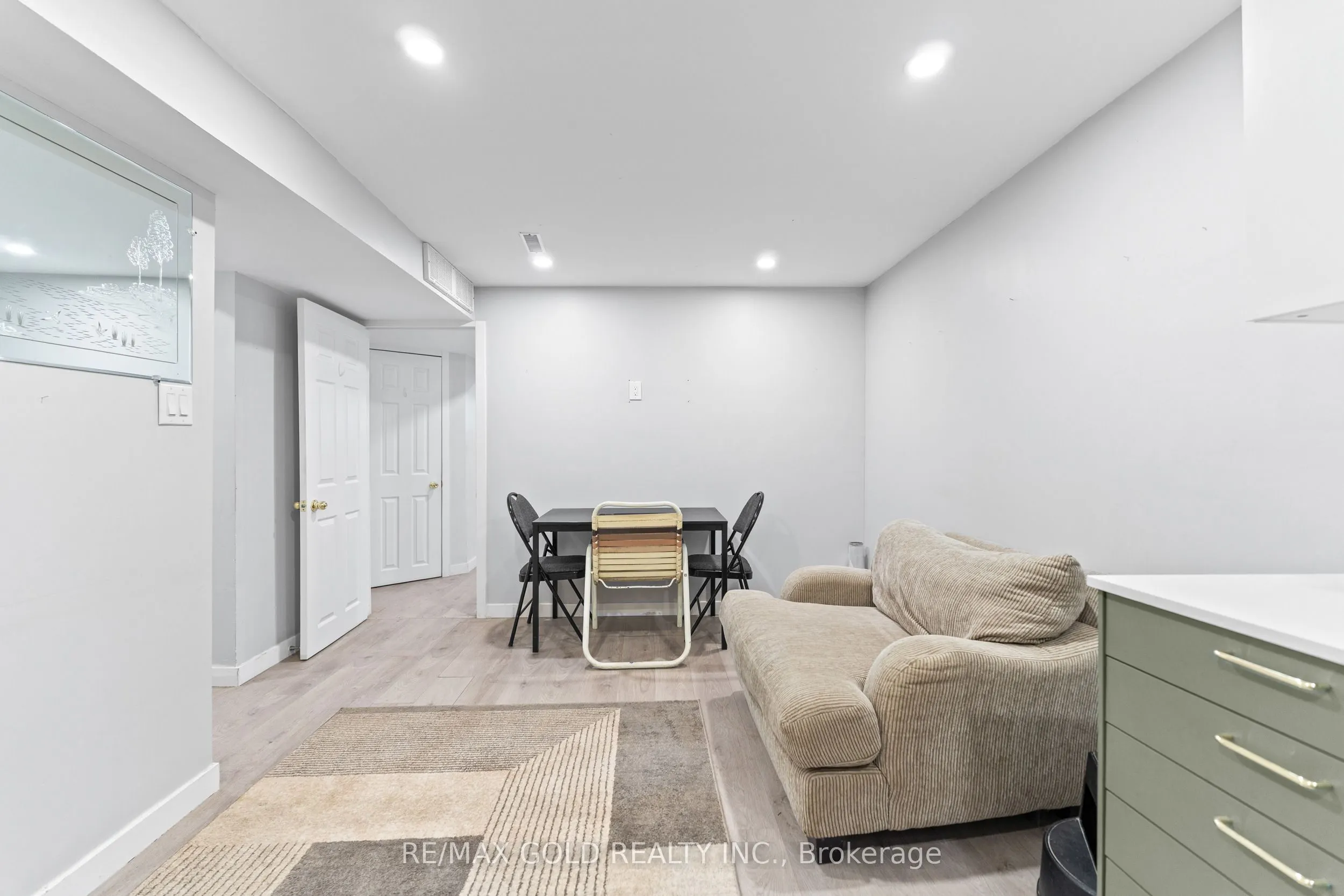 1 Greenbriar Road