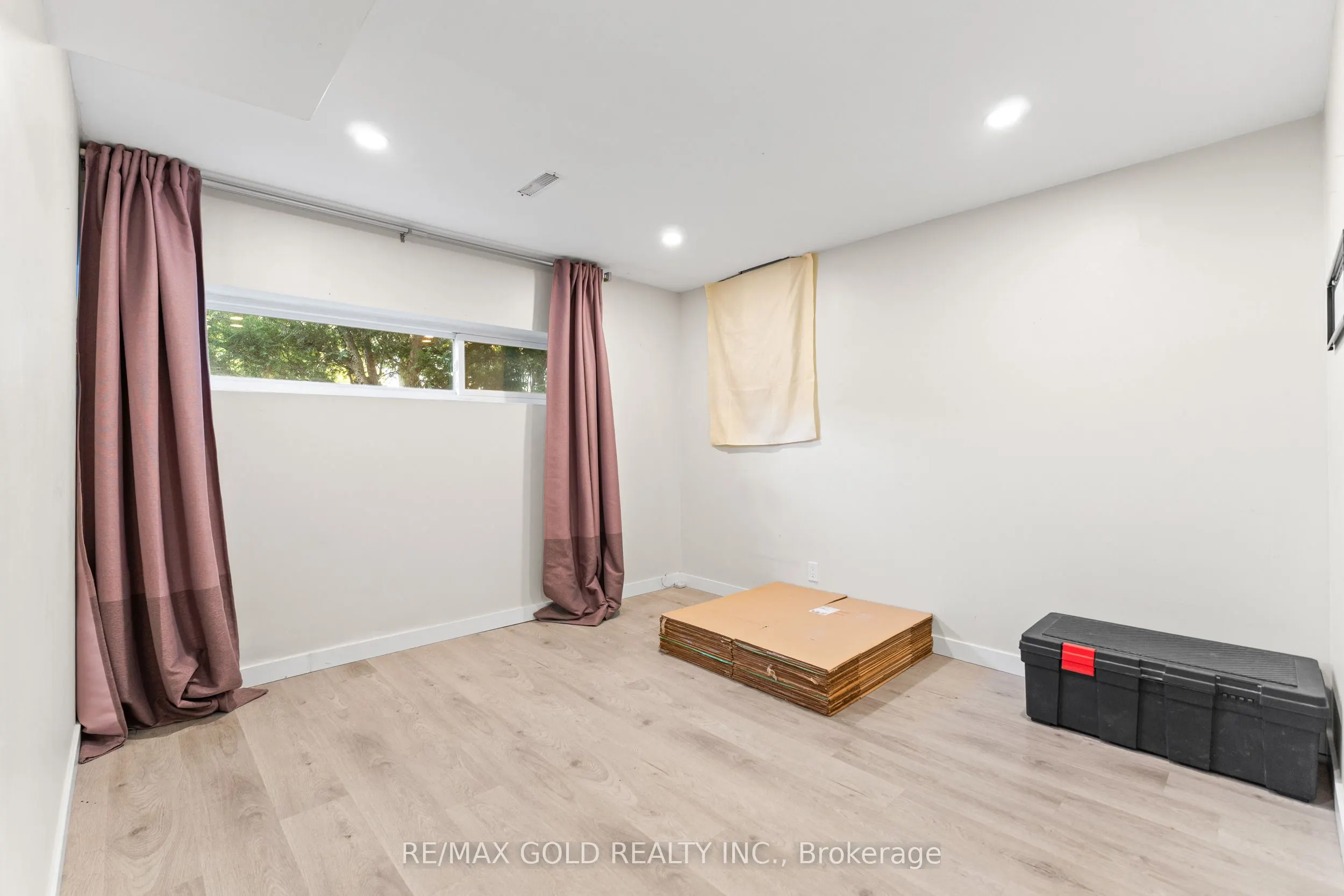 1 Greenbriar Road