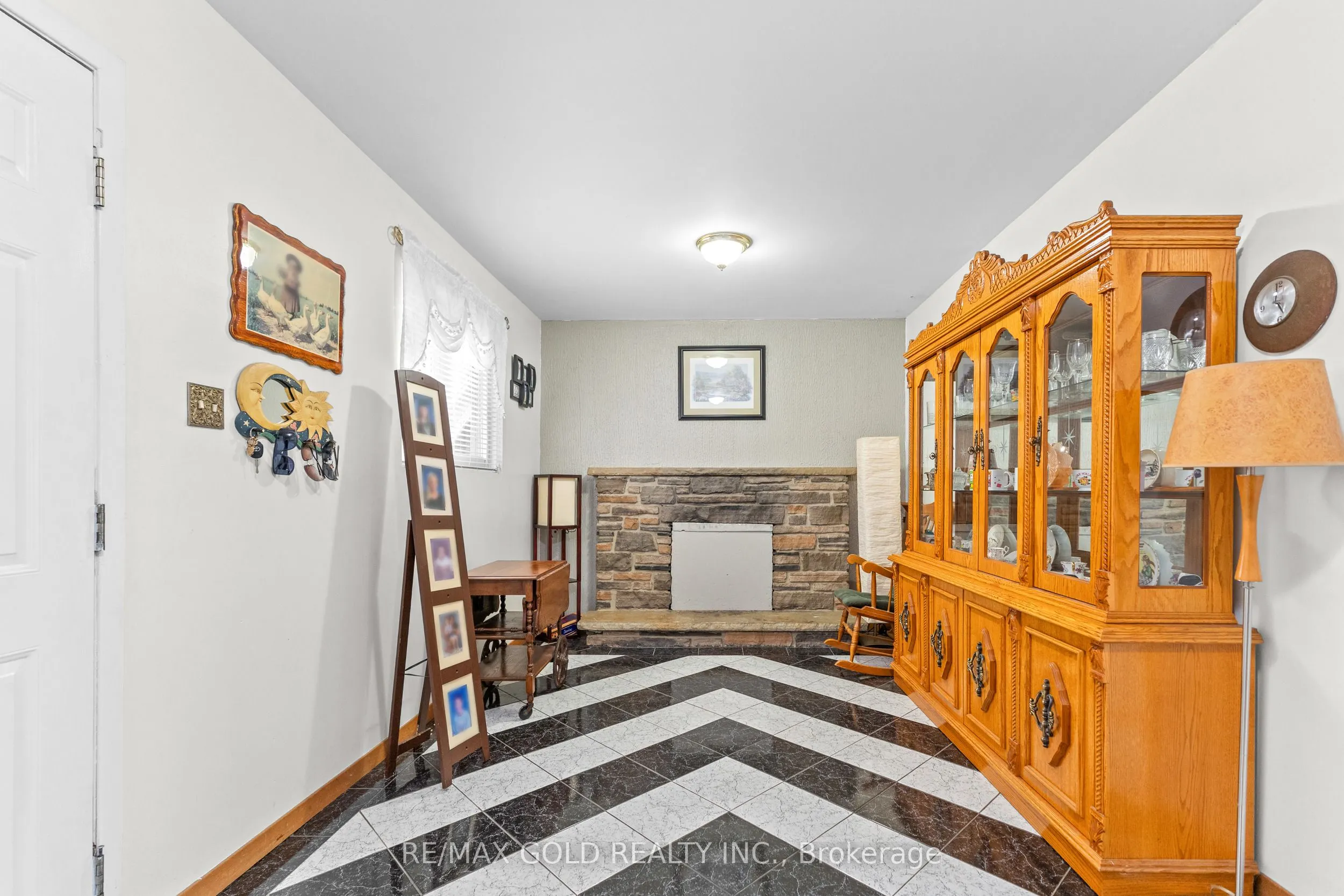 1 Greenbriar Road