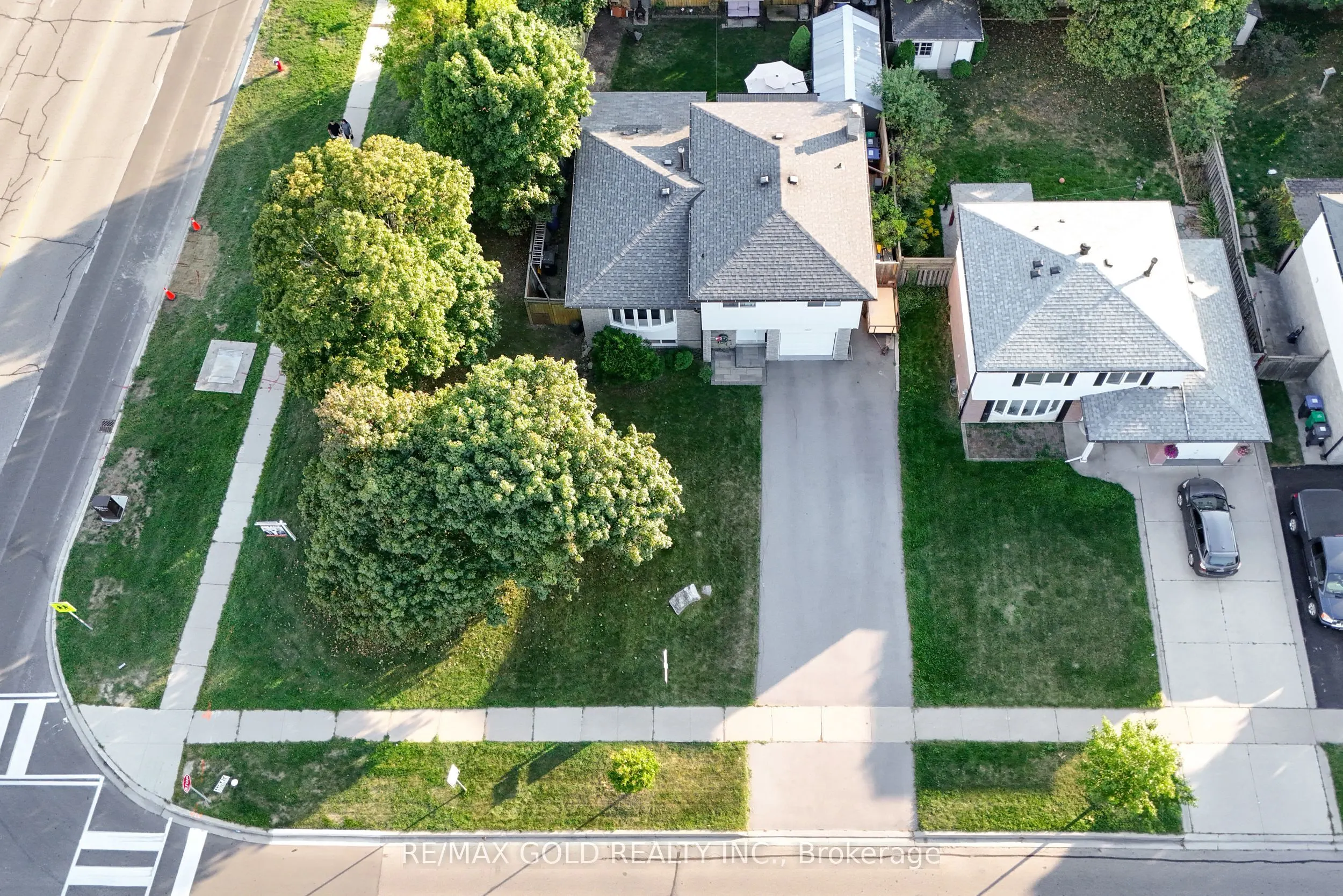 1 Greenbriar Road