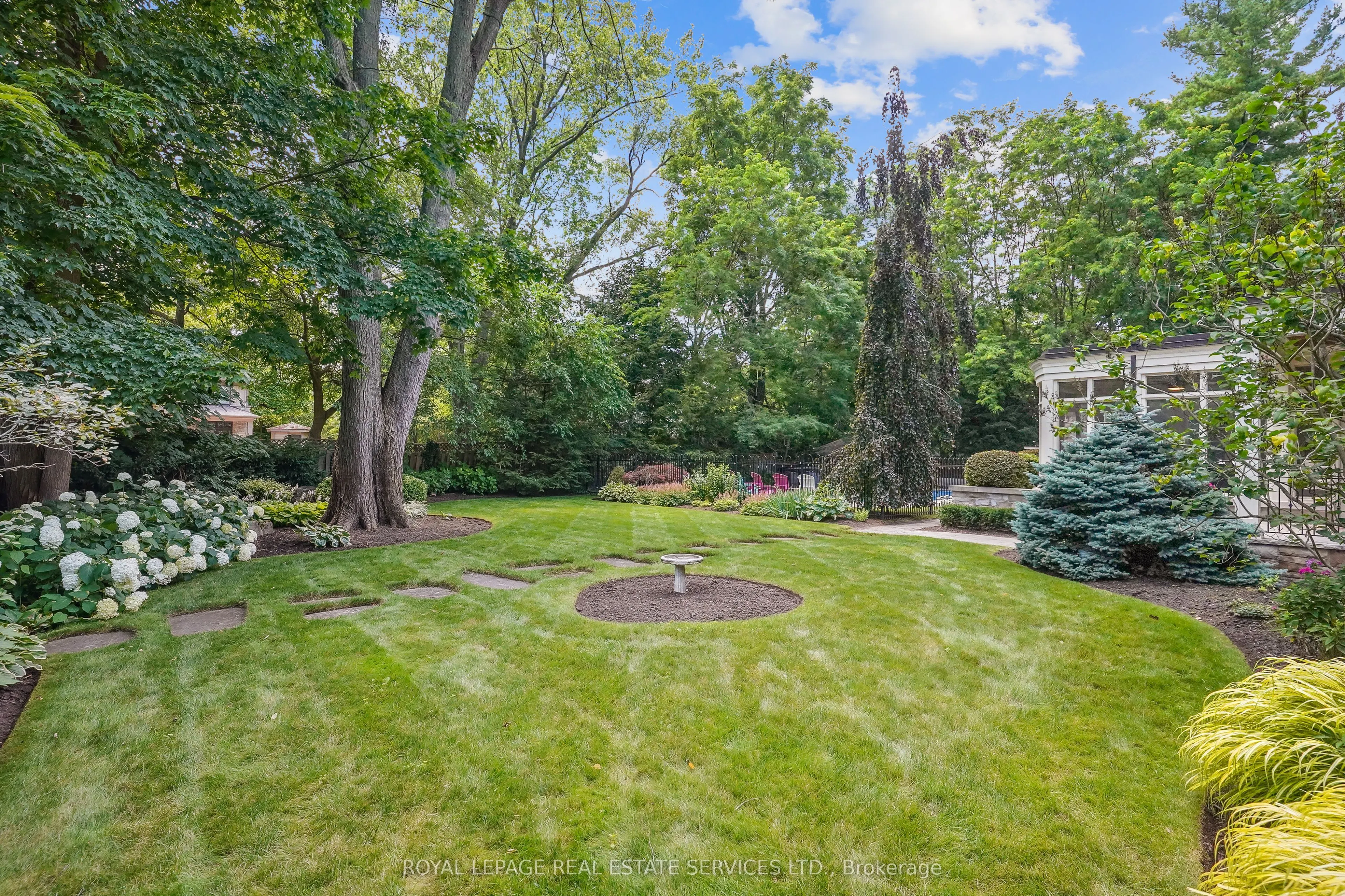 1267 Cumnock Crescent