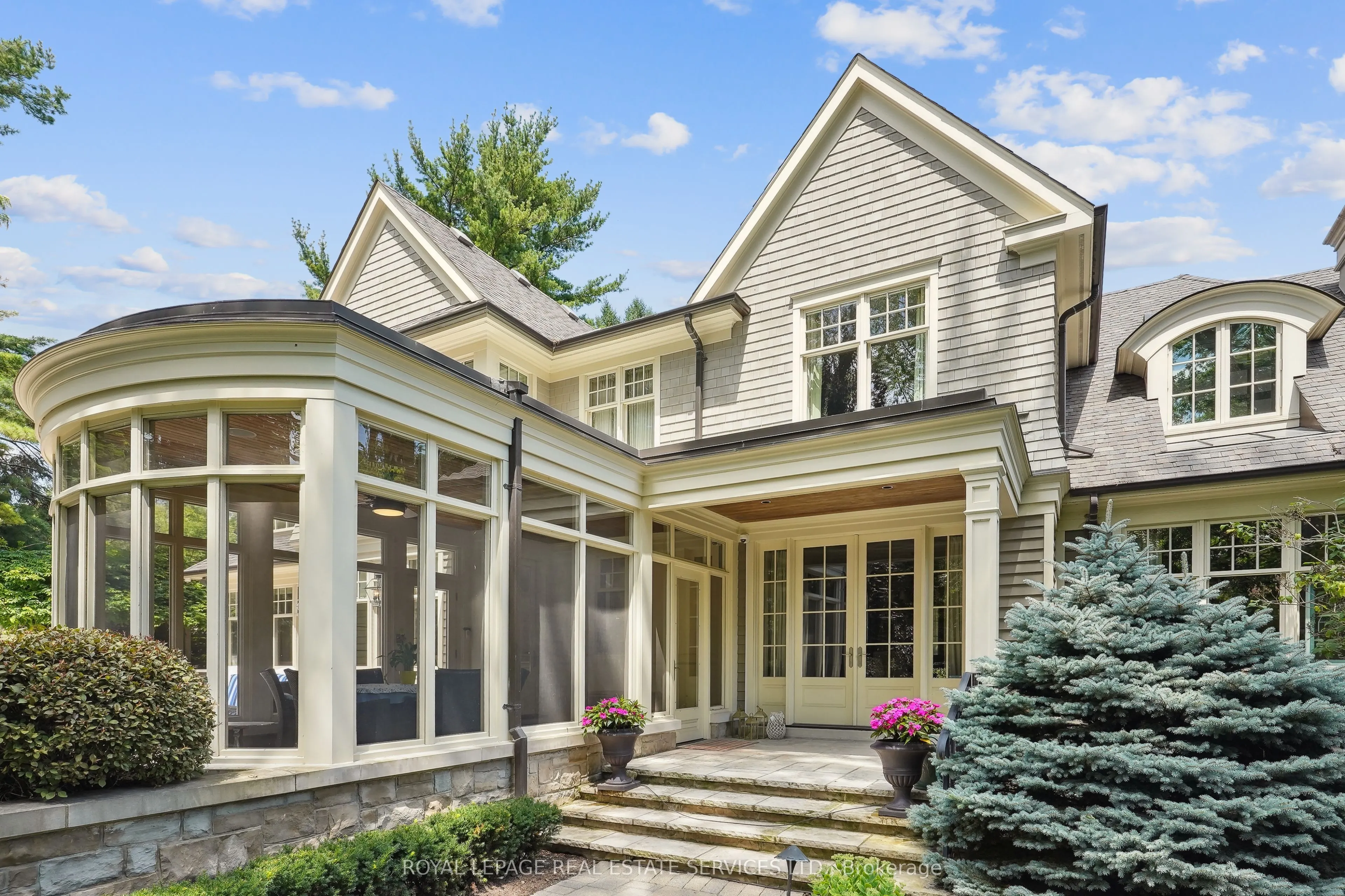1267 Cumnock Crescent