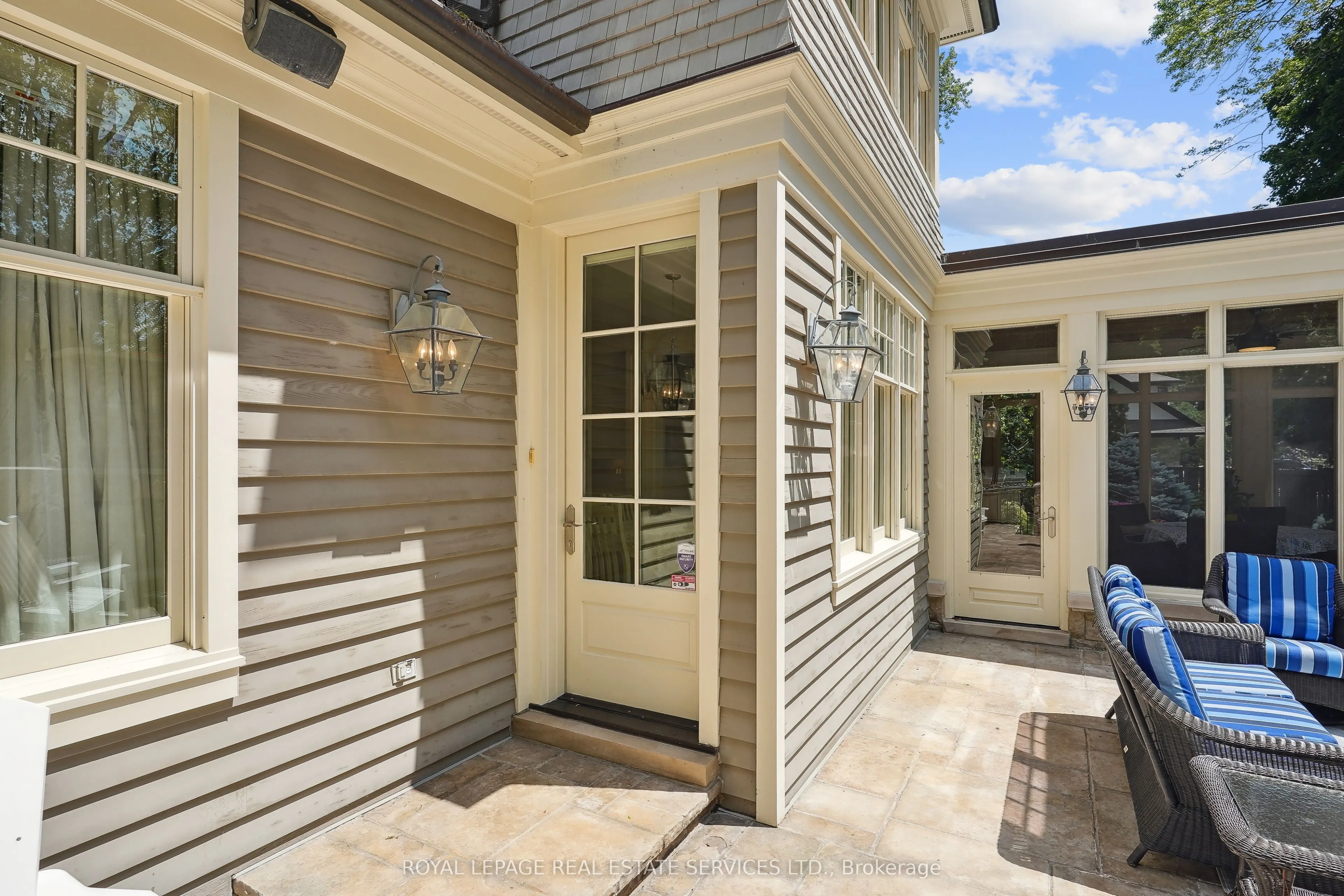 1267 Cumnock Crescent