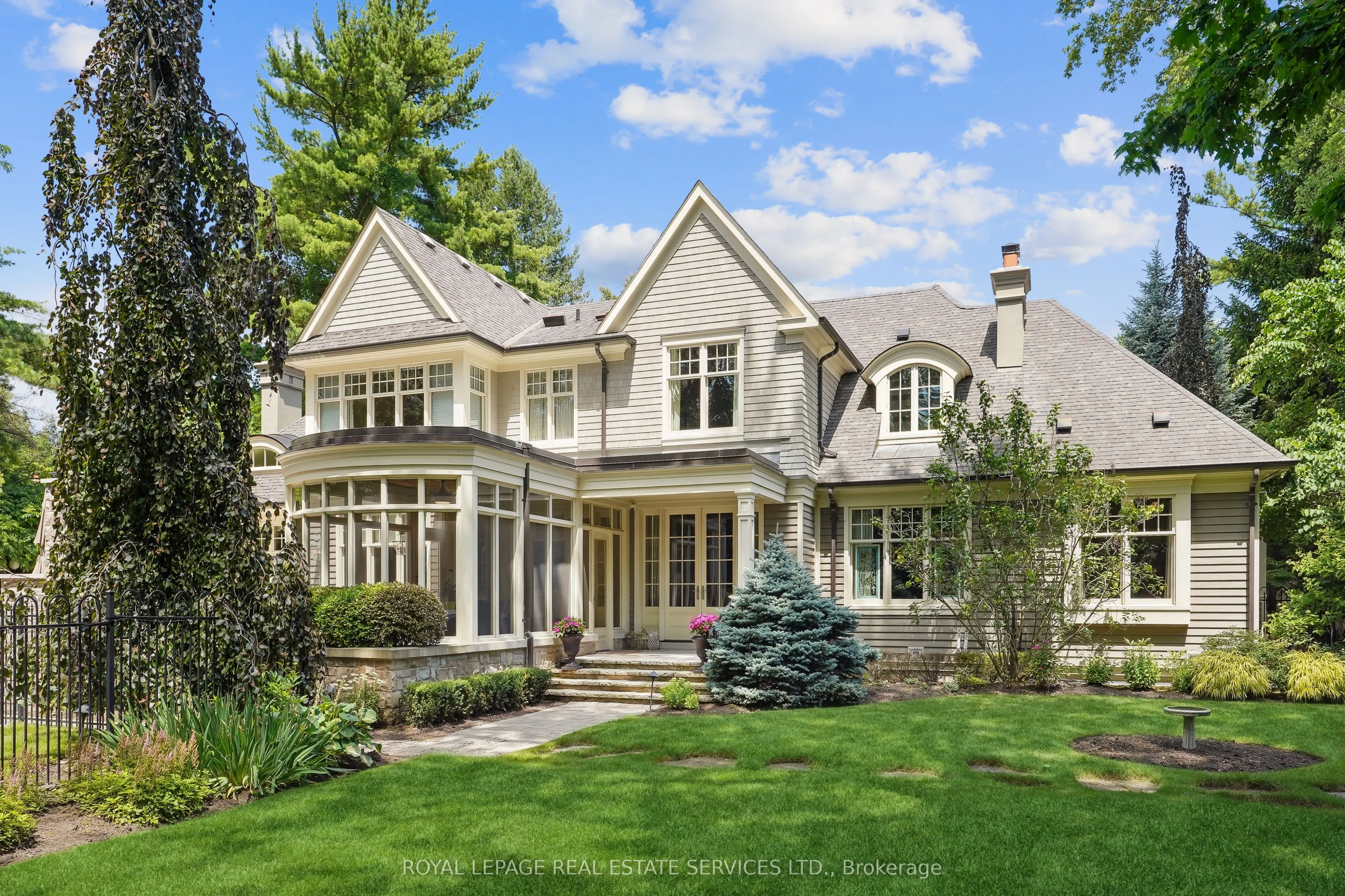 1267 Cumnock Crescent