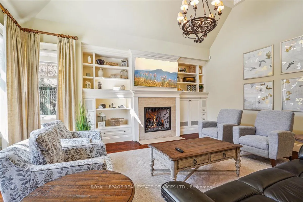1267 Cumnock Crescent