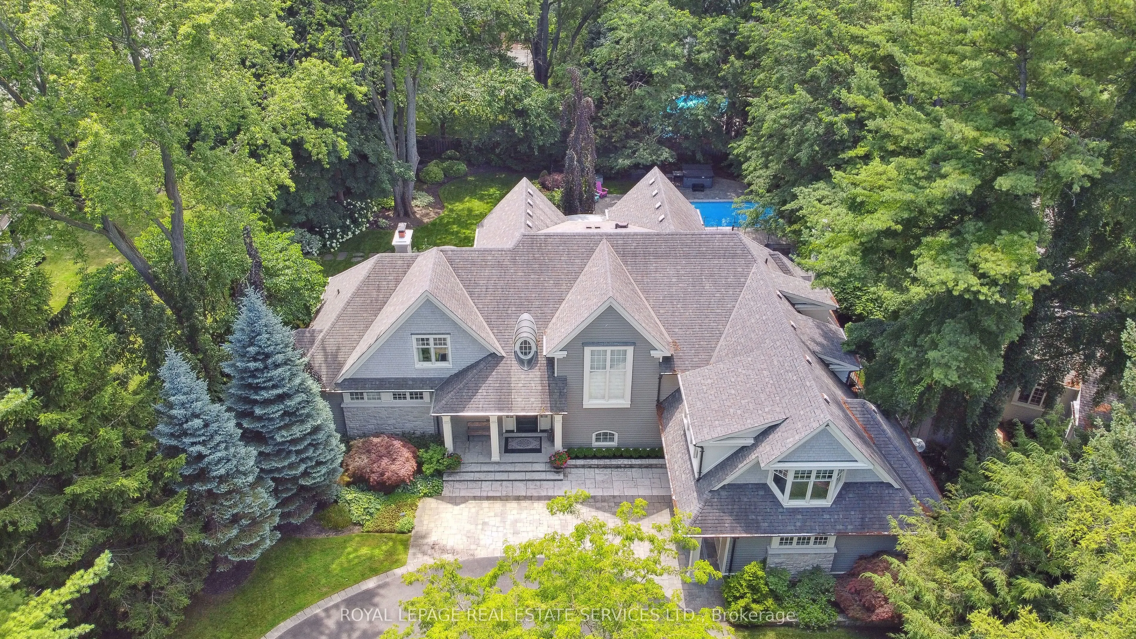 1267 Cumnock Crescent