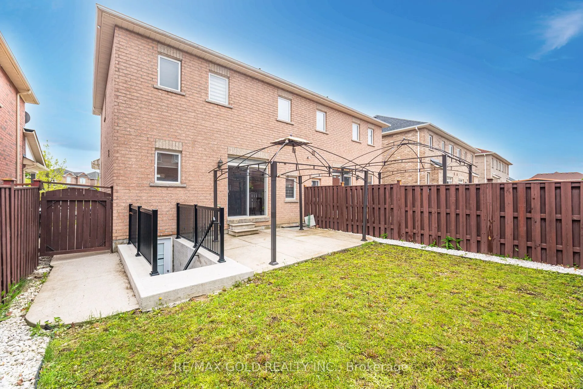13 Fawson Cove Way W