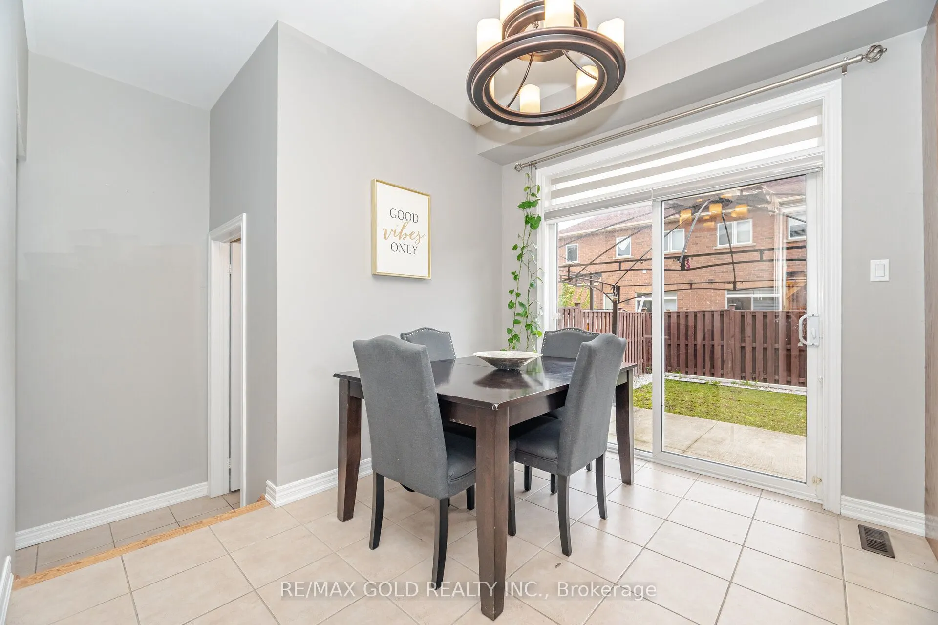 13 Fawson Cove Way W